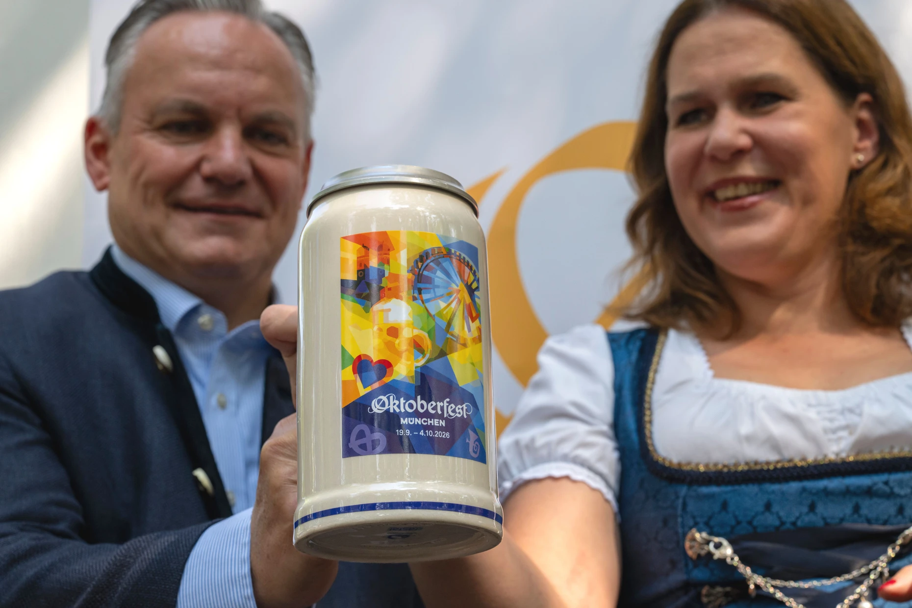 Präsentieren den offiziellen Wiesnkrug für 2026: Wiesnchef Christian Scharpf und Bürgermeisterin Verena Dietl