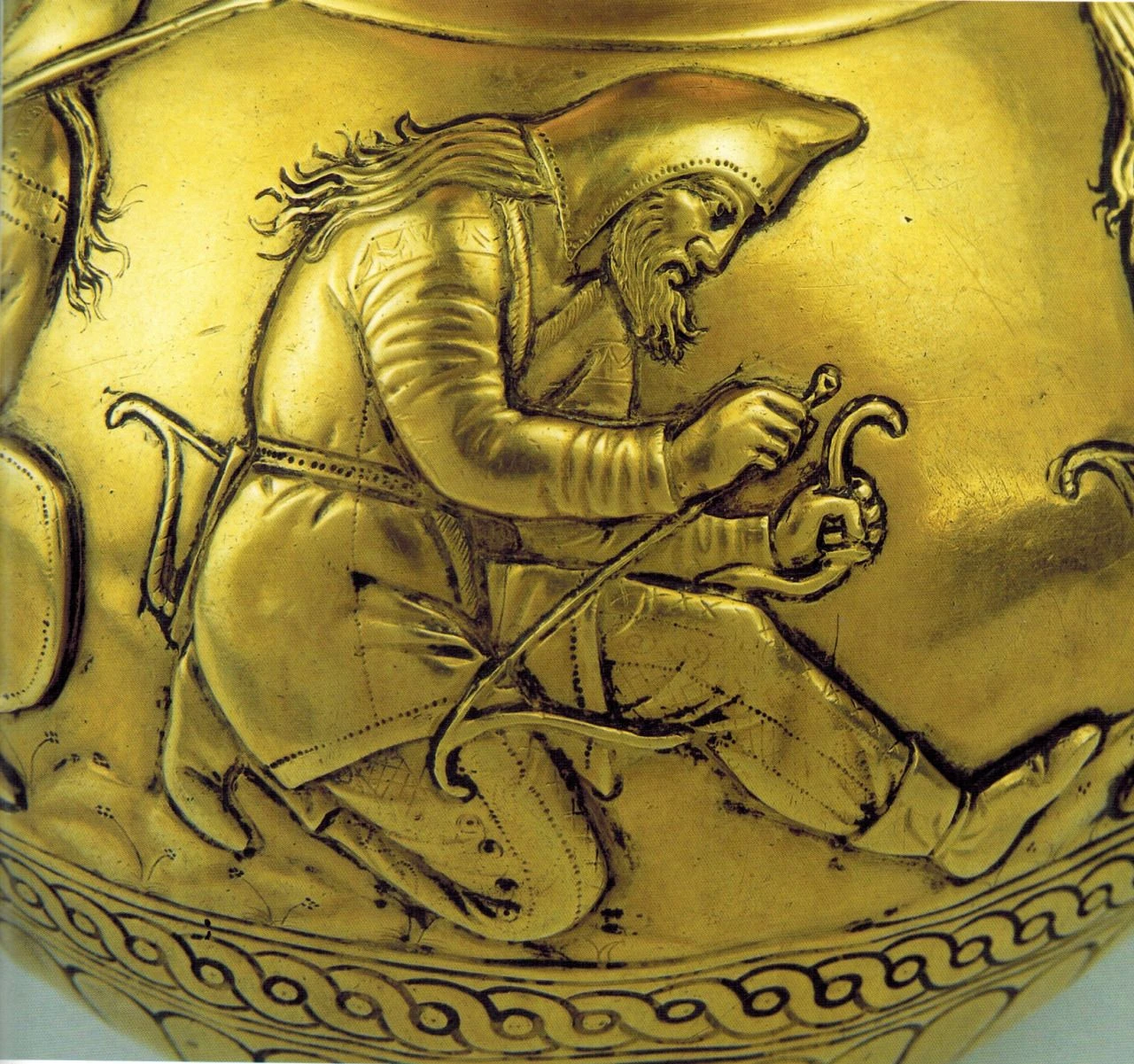 Skythische Krieger bei alltäglichen Verrichtungen des Kriegsgeschäfts zeigt dieser Goldbecher aus dem vierten Jahrhundert vor Christus.