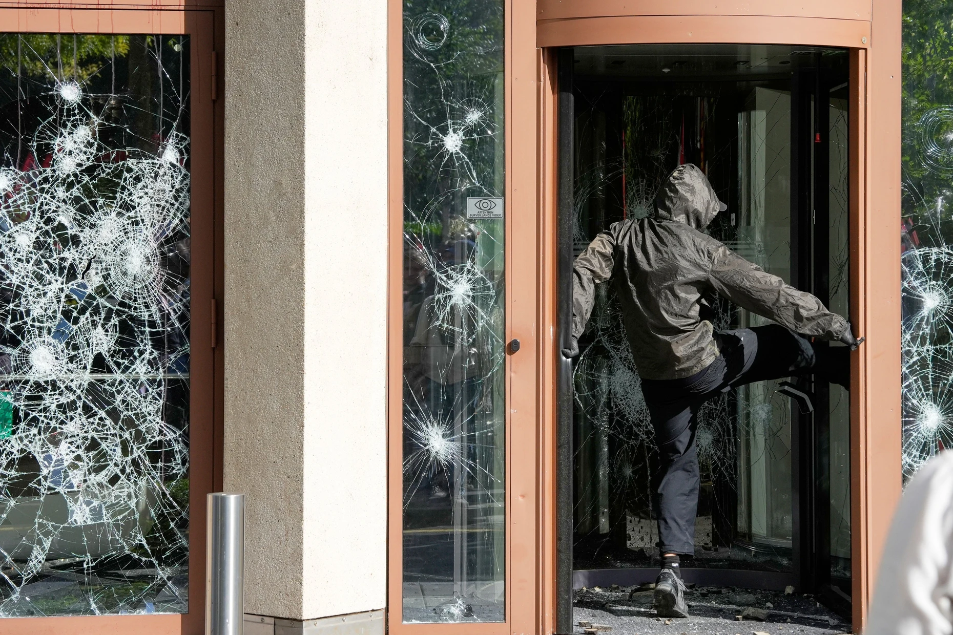 Neben friedlichen Demonstranten kam es auch vermehrt zu Sachbeschädigungen und Gewalt gegenüber Polizisten.