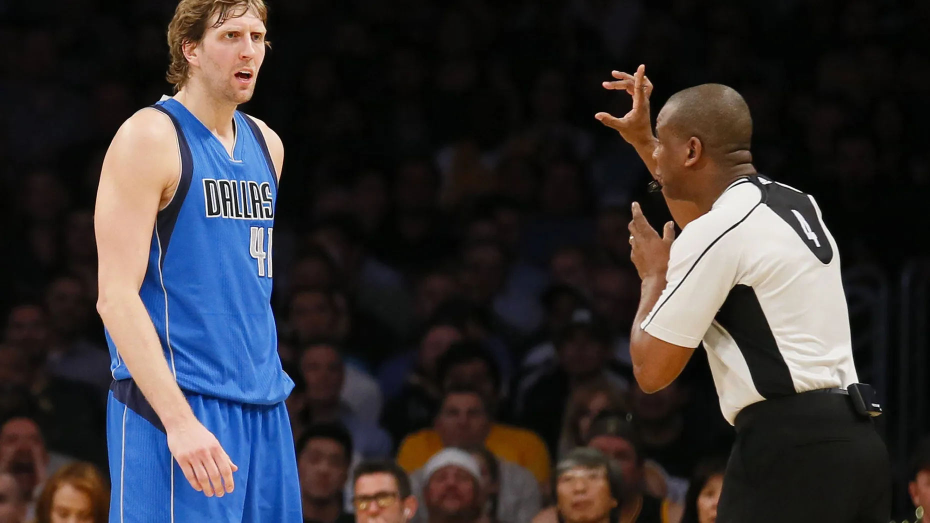 Deutschlands Basketball-Superstar Dirk Nowitzki (links im Bild) wird auch nicht als Ersatzspieler am Allstar-Spiel der NBA teilnehmen. Der 37-Jährige von den Dallas Mavericks wurde von den Trainern der nordamerikanischen Profiliga nicht für das Showevent in Toronto am zweiten Februar-Wochenende berufen. Bei der Wahl unter den Fans hatte Nowitzki bereits einen Platz in der Anfangs-Fünf des Westens klar verpasst. Der Würzburger darf sich nun auf ein paar freie Tage im Februar freuen, wenn er nicht wieder wie im vergangenen Jahr kurzfristig eine Einladung erhält, weil sich andere Spieler verletzt haben. Nowitzki war in seiner Karriere bislang 13 Mal beim Allstar-Spiel dabei (dpa).