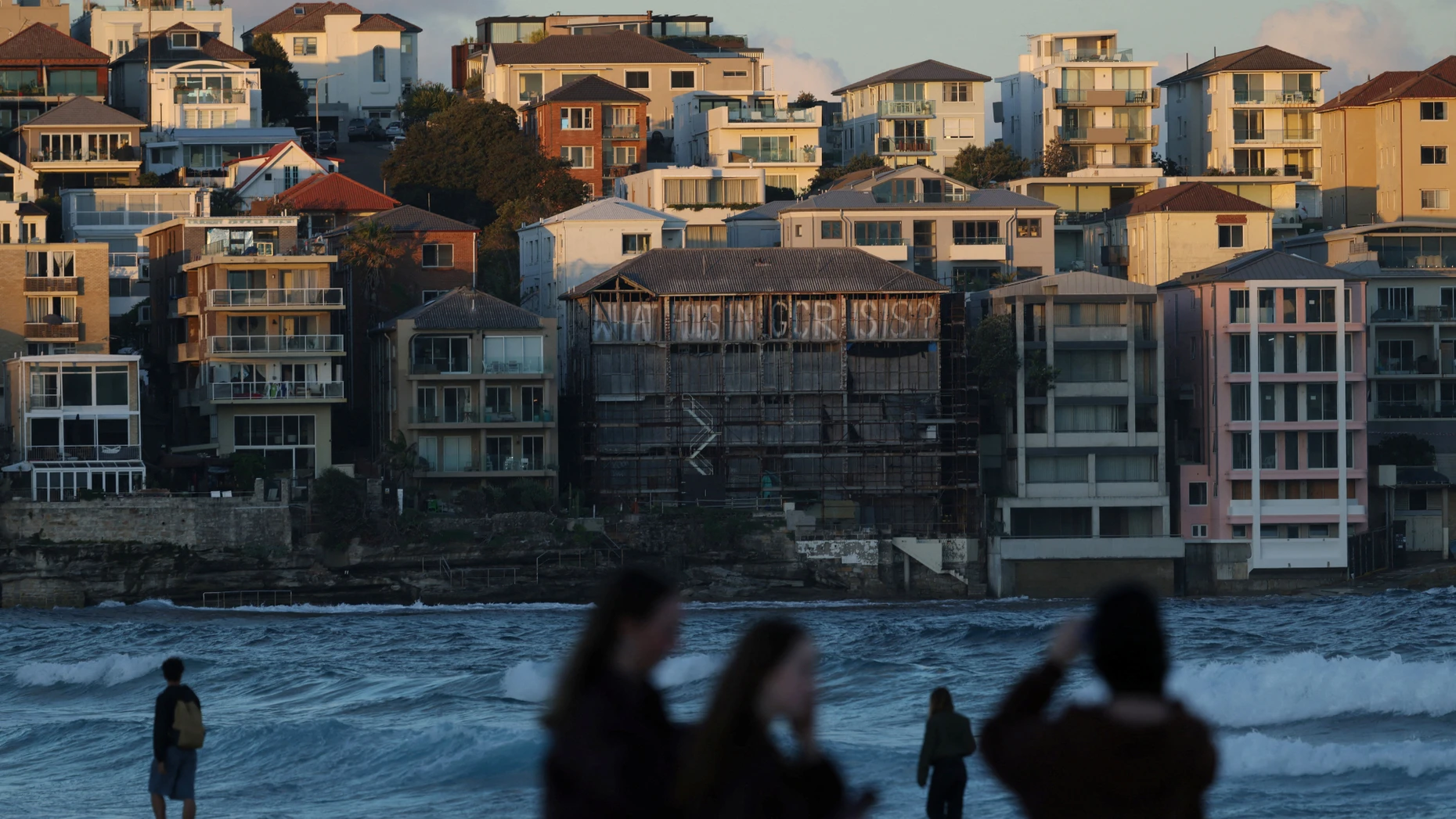 Angst in Australien: „What Housing Crisis?“ steht am Bondi Beach in Sydney.