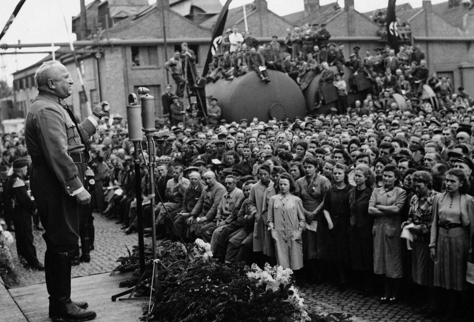 In einem Rüstungsbetrieb in Frankfurt: Robert Ley spricht 1941 zu den Arbeitern und Arbeiterinnen.