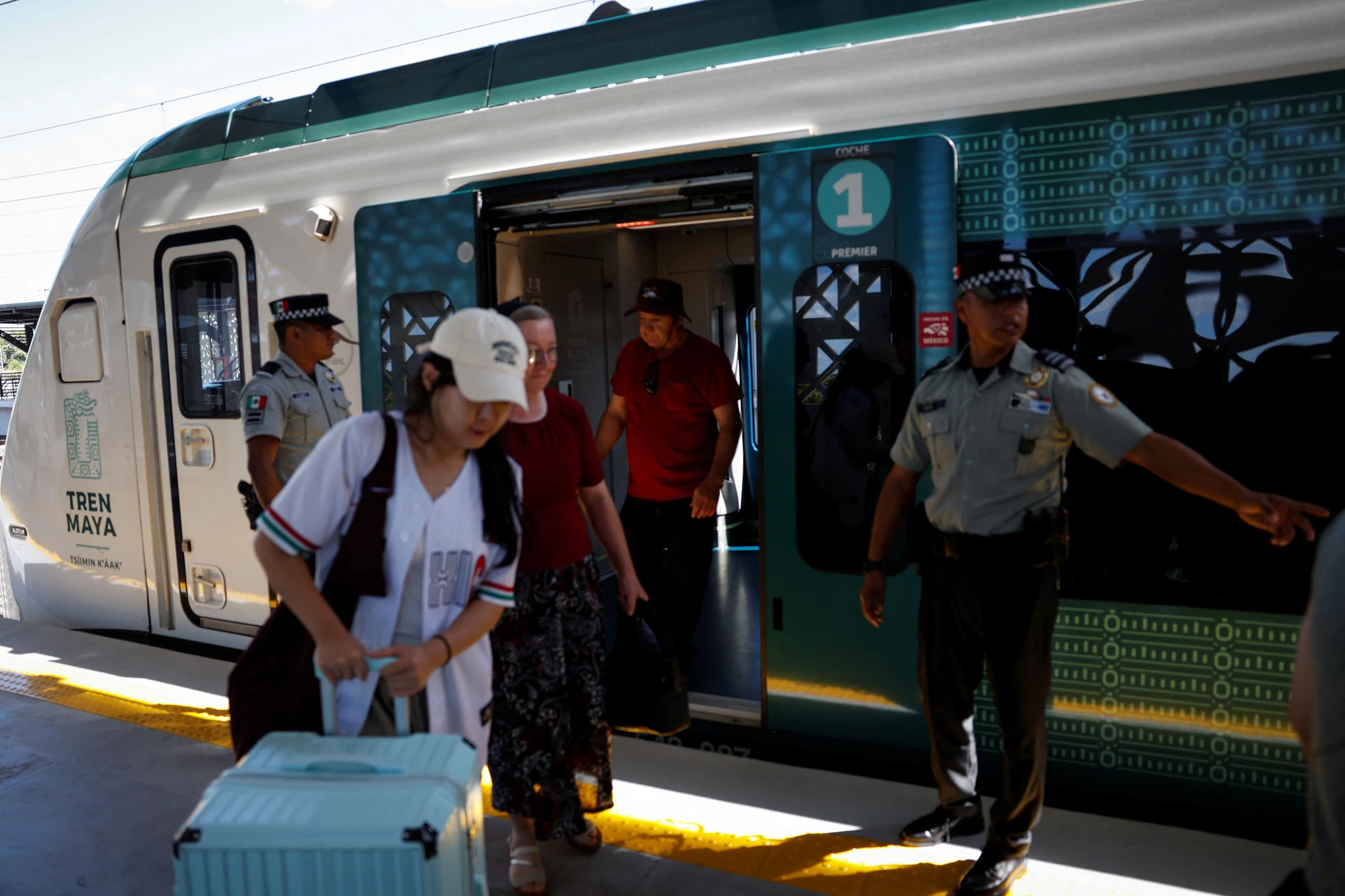 Passagiere beim Aussteigen aus dem Maya-Zug