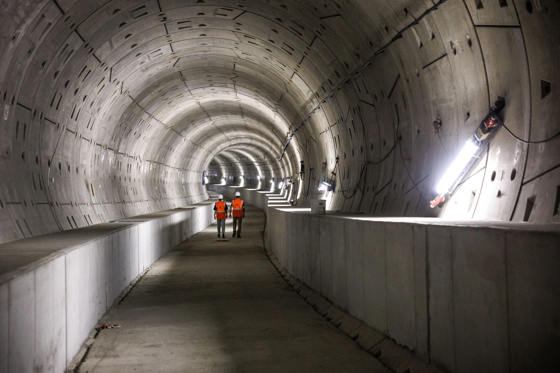 Im Tunnelabschnitt, der von der Station Güterplatz zur Europa-Allee führt, sind rechts und links die Schächte mit den Leerrohren zu erkennen. Sie dienen später auch als Rettungssteg.
