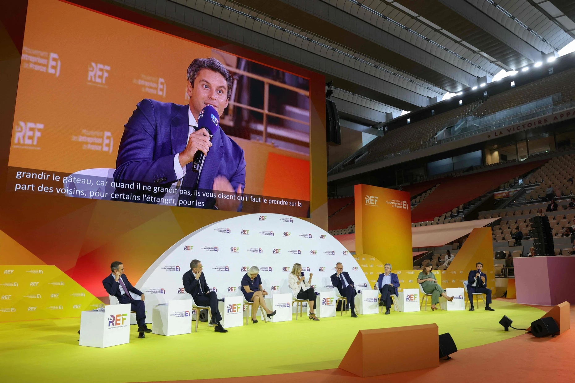Zur ersten Diskussionsrunde der französischen Präsidentschaftskandidaten am 27. August in Paris kamen sie zusammen: die Kandidaten Bruno Retailleau, Raphaël Glucksmann, Marine Le Pen, Édouard Philippe, Jean-Luc Mélenchon, Marine Tondelier und Gabriel Attal (von links).