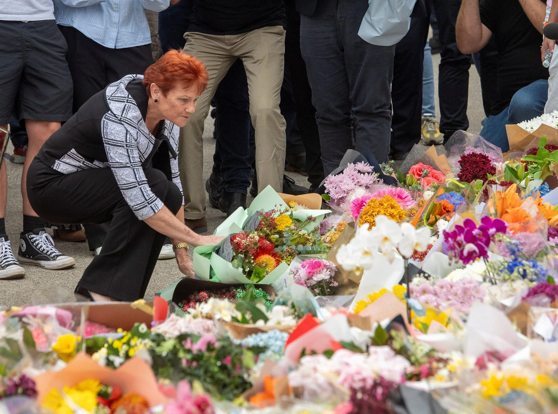 Pauline Hanson legt im Dezember Blumen zum Gedenken an die Opfer eines antisemitischen Terroranschlags am Bondi Beach nieder.