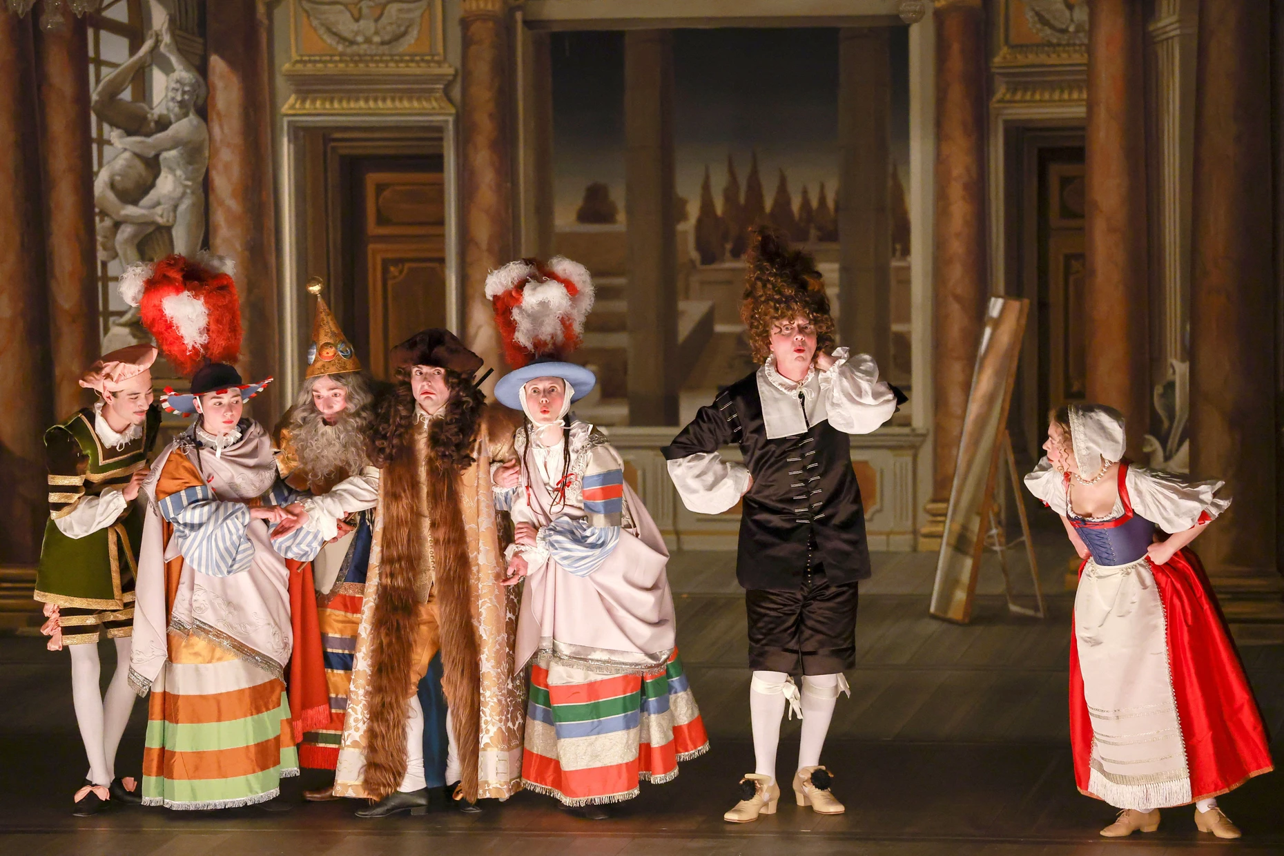 Im Opernhaus des Schlosses von Versailles feierte am 5. Mai 2026 ein Stück im Stil von Molière seine Uraufführung, „L'Astrologue ou Les faux presages“, dessen Text und Kostüme von Künstlicher Intelligenz hergestellt beziehungsweise entworfen worden sind, in Zusammenarbeit mit Molière-Spezialisten der Sorbonne.