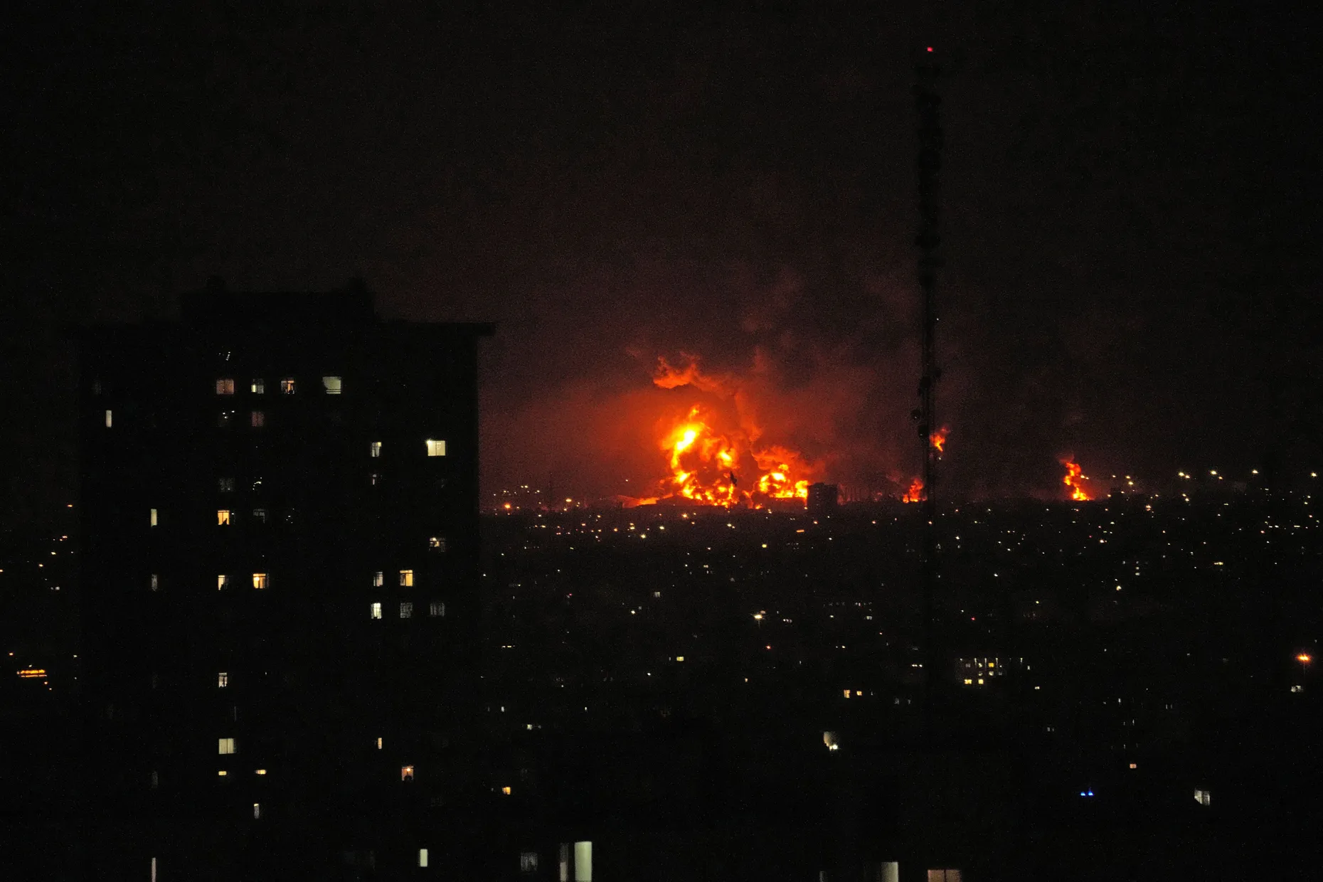 Flammen steigen am 7. März aus einem Öllager südlich von Teheran auf.