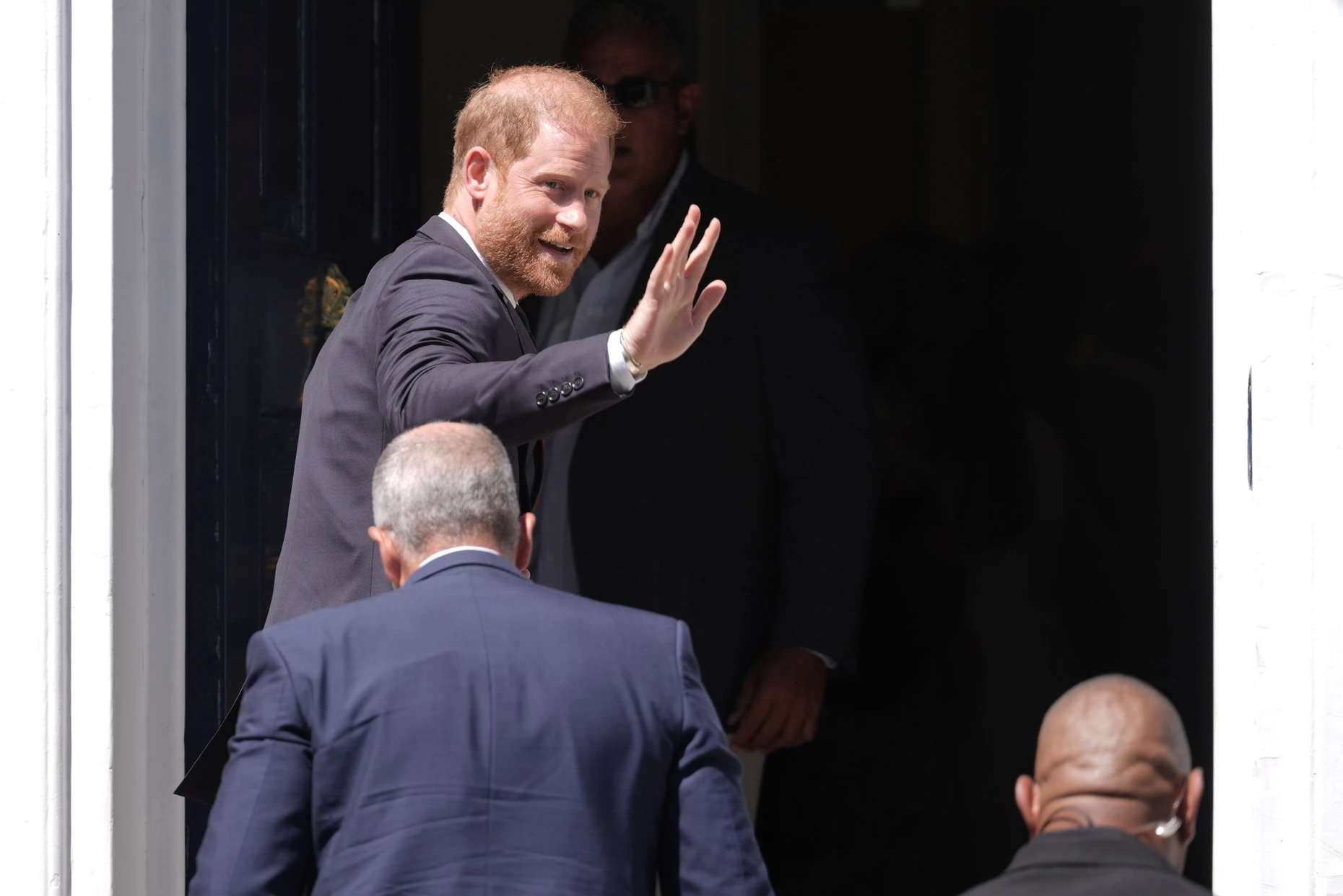 Harry hat es nicht leicht in seiner alten Heimat, auch wenn er am Dienstag in London nett der Menge winkt.