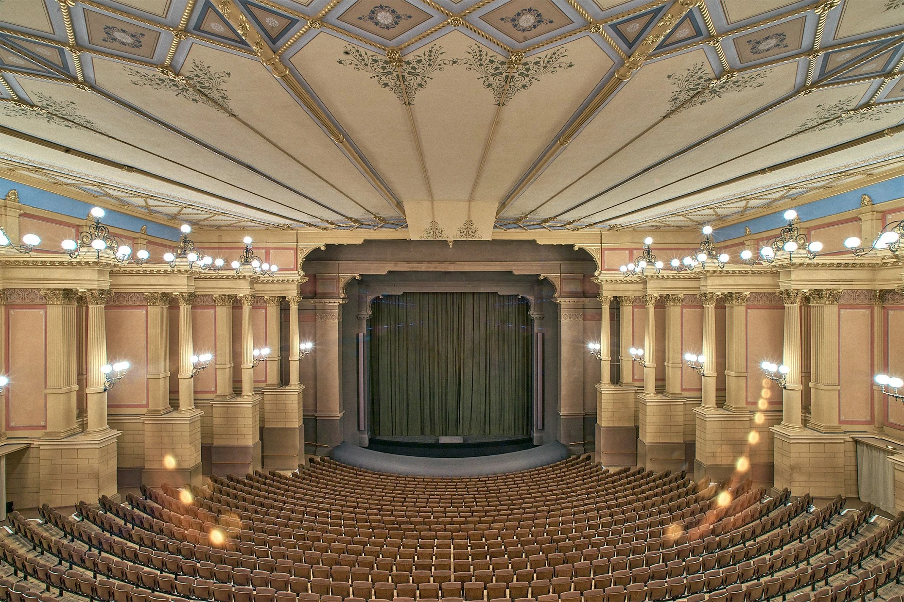 Harte Sitze, weicher Klang: der Zuschauerraum des Bayreuther Festspielhauses