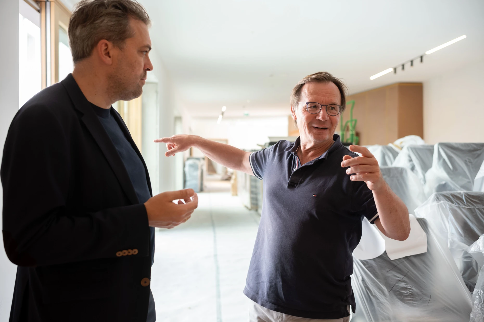 Friedemann Eichhorn und Raimund Trenkler (rechts) in der Baustelle des Casals Forums der Kronberg Academy in Kronberg am 19. August 2022
