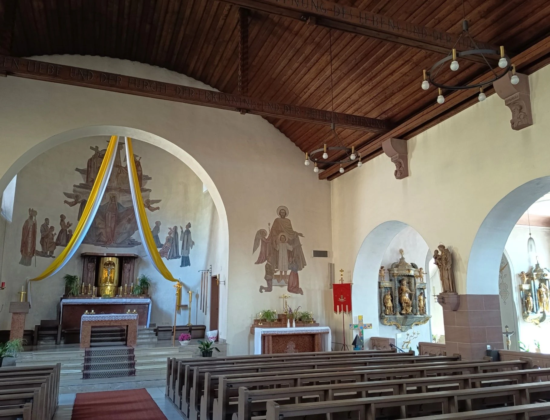 Spenden und Stiftungsgelder erlaubten den Bau einer Gnadenkapelle für die als wundertätig verehrte holzgearbeitere Mutter-Gottes-Figur sowie den Ankauf einer frühbarocken Ausstattung