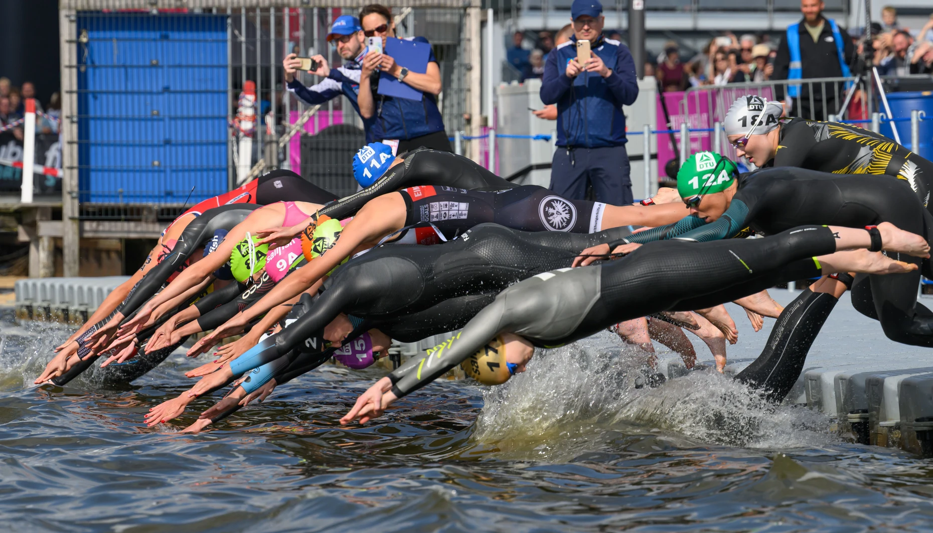 DIe Mixed-Staffeln starten zum Schwimmwettbewerb des Triathlons im Steinhuder Meer.