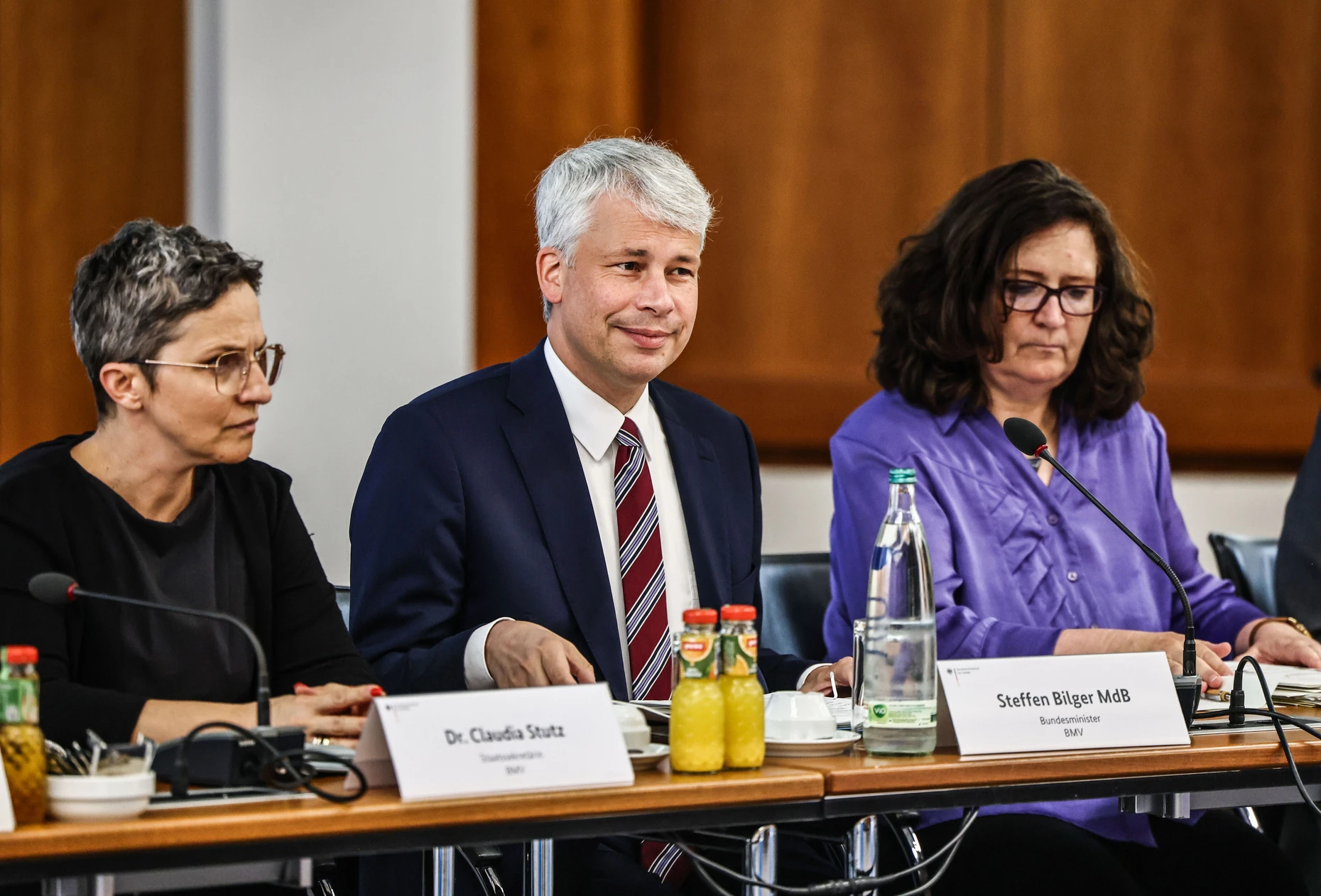 Der neue Verkehrsminister Steffen Bilger zwischen Claudia Stutz (l) und Hilde Kammerer am Donnerstag während der Niedrigwasser-Fachkonferenz in Bonn.