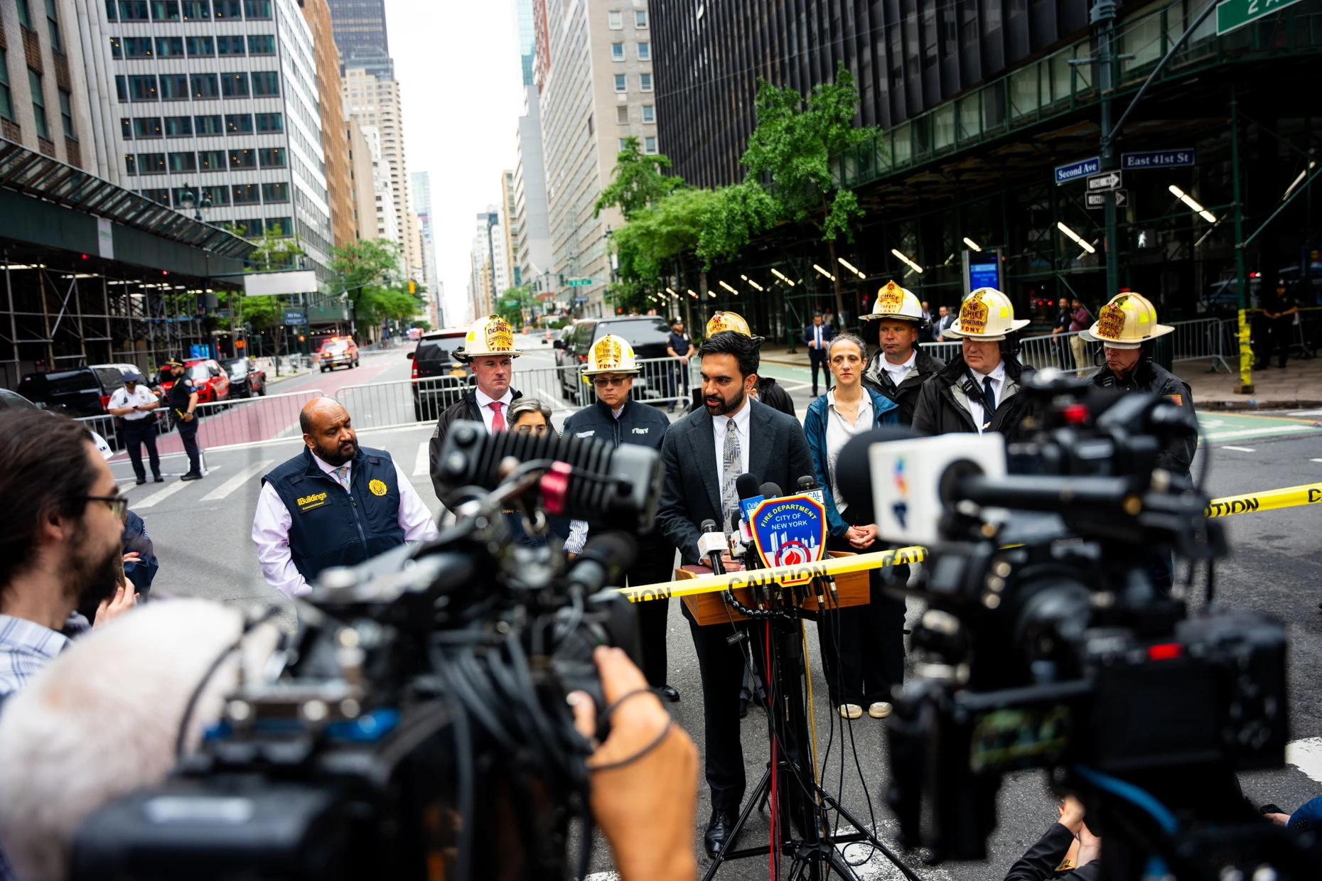 Bürgermeister Zohran Mamdani und Vertreter der New Yorker Feuerwehr FDNY auf einer Pressekonferenz in der Nähe des einsturzgefährdeten Gebäudes.