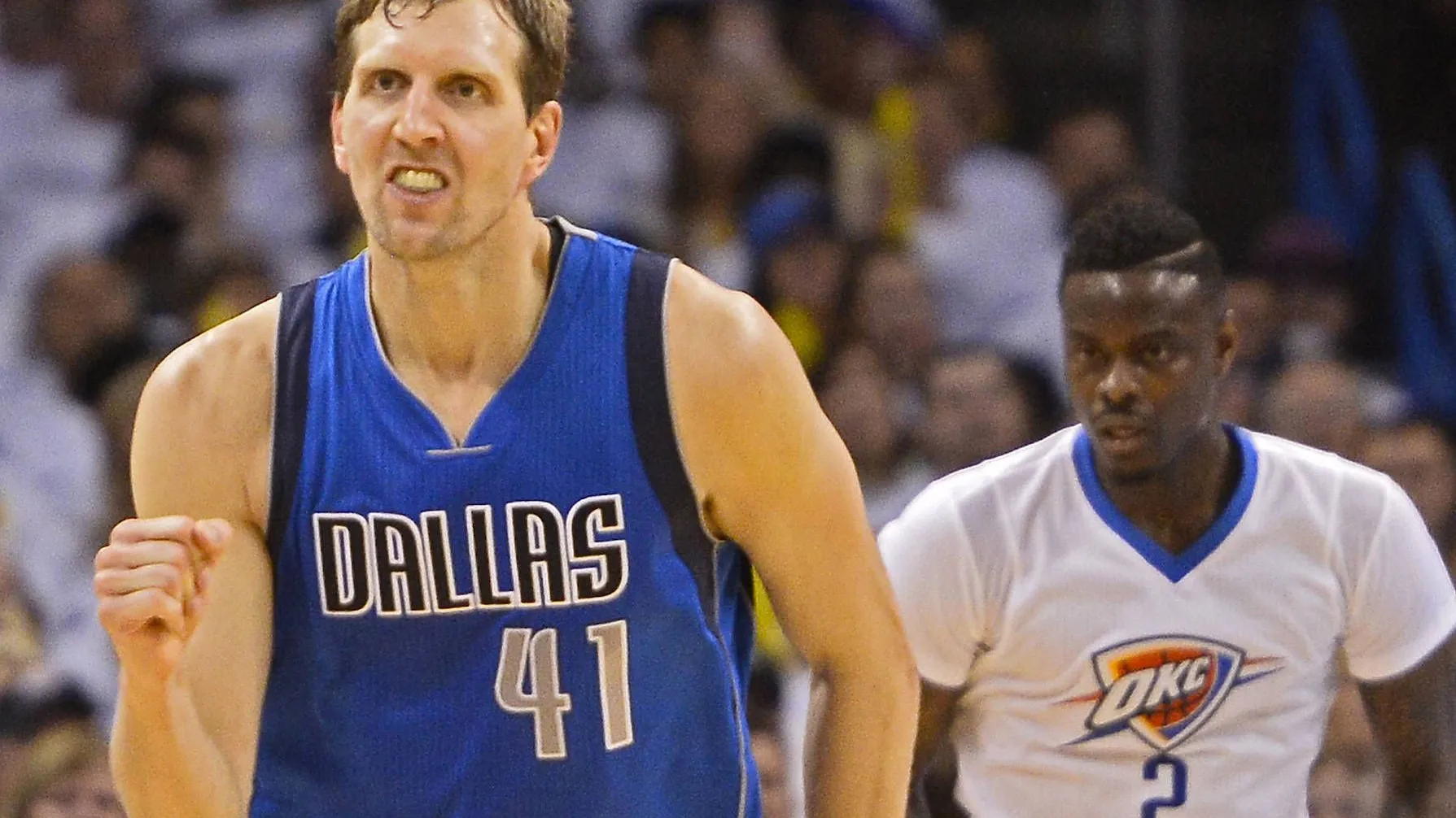 Basketball-Superstar Dirk Nowitzki hat den Abschluss eines neuen Zweijahresvertrags bei den Dallas Mavericks bestätigt. Dass er seine Karriere in der NBA danach noch fortsetze, wollte der 38-Jährige zumindest nicht ausschließen. „Es ist alles unter Dach und Fach, der Vertrag ist unterschrieben. Der Verein hat im nächsten Sommer eine Option, ich gehe davon aus, dass ich zwei Jahre jetzt noch spiele“, sagte Nowitzki. Der Würzburger bestätigte abermals, dass er seine Laufbahn beim NBA-Meister von 2011 beenden wolle. Nowitzki bestätigte, dass Klub-Besitzer Mark Cuban das bereits ausgehandelte Gehalt auf eigenen Antrieb noch einmal erhöht habe. Zuletzt hatte Nowitzki bei Vertragsabschlüssen stets zum Wohle seines Teams auf hohe Millionenbeträge verzichtet. Der amerikanische Sender ESPN berichtete, dass Nowitzki in den kommenden beiden Jahren 50 Millionen Dollar verdienen werde – zehn Millionen mehr als zunächst beschlossen. (dpa)