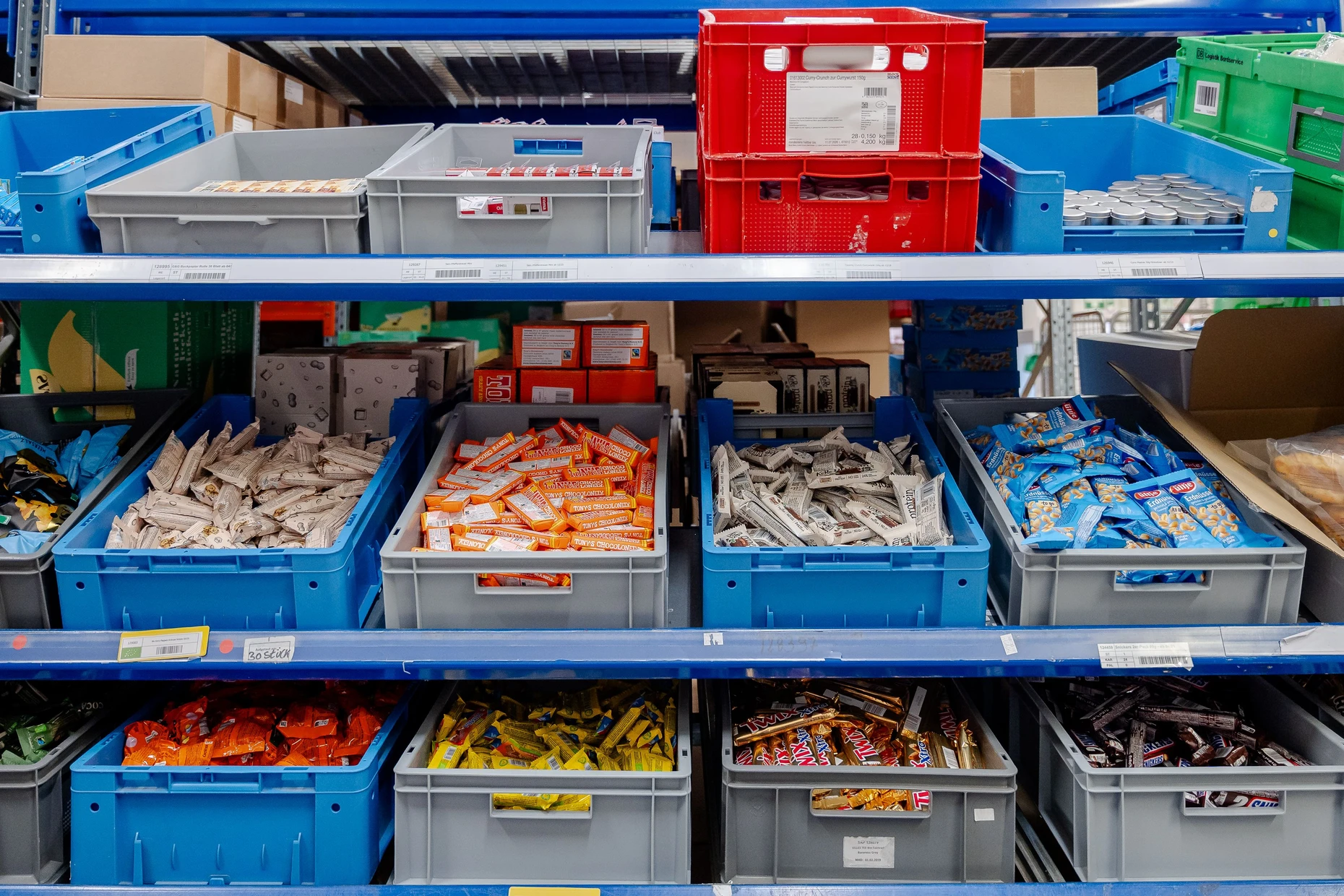 Bereit für eine Nachbestellung aus dem ICE: Schokoriegel im Logistikzentrum der Bordgastronomie an Gleis 1a im Frankfurter Hauptbahnhof
