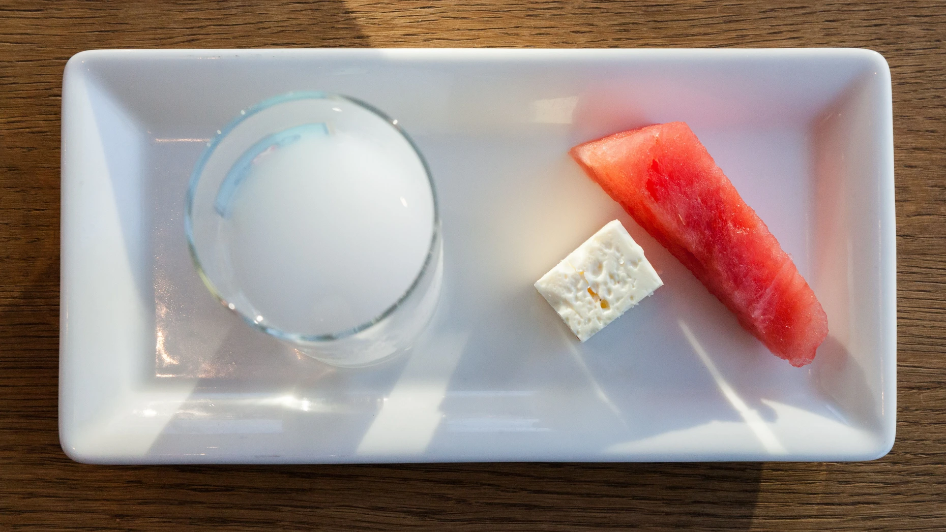 Perfekte Kombination: ein Stück Wassermelone, ein Häppchen Feta und ein Gläschen griechischer Ouzo oder türkischer Raki