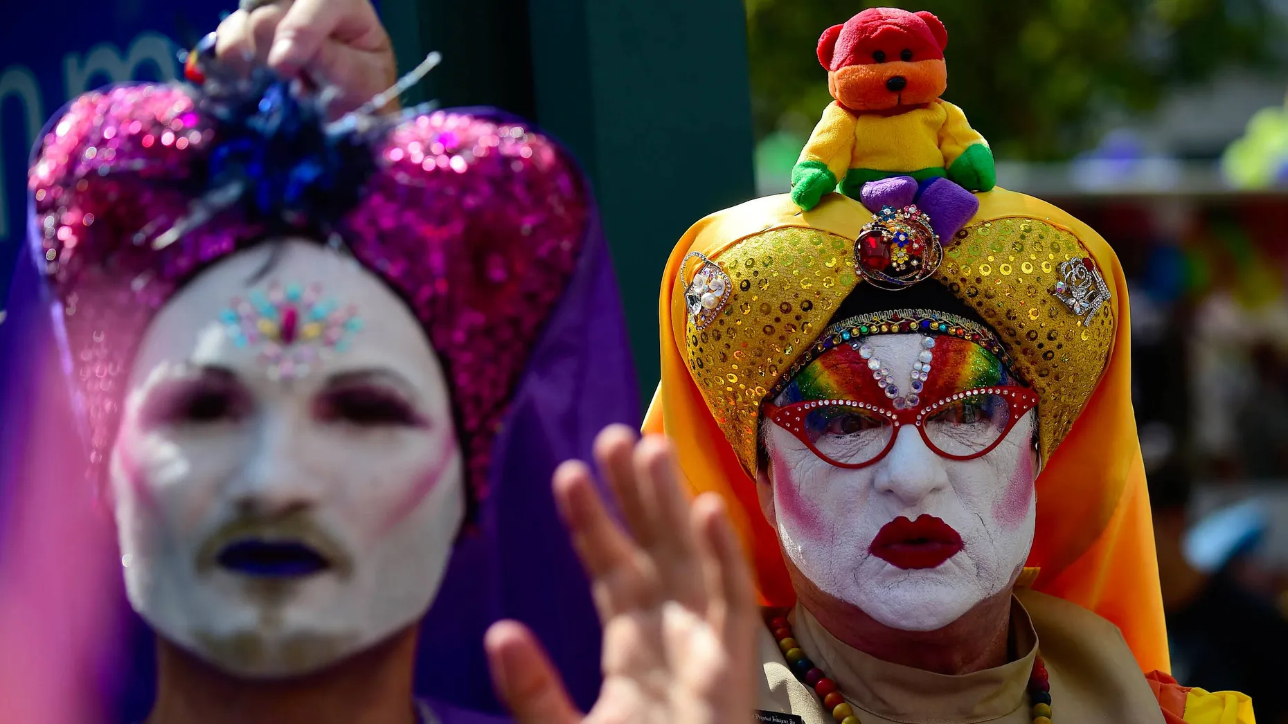 Bunt, bunter, am buntesten: Mit viel Schminke und Glitzer machen die Besucher des Christopher Street Days an diesem Samstag Berlins Straßen unsicher.