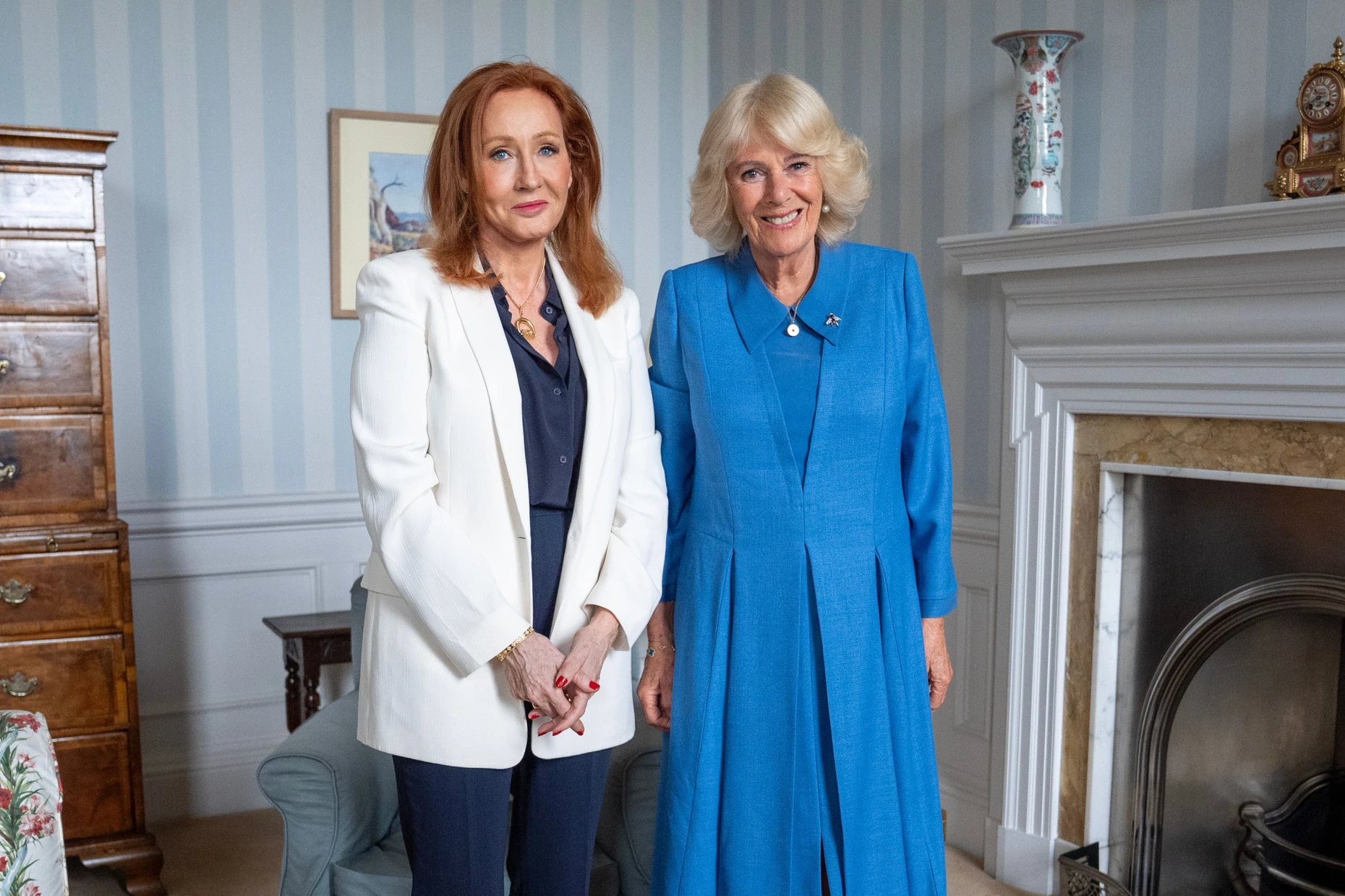 Leidenschaft für Bücher: Die britische Königin Camilla (rechts) empfängt die „Harry Potter“-Autorin J. K. Rowling im Holyroodhouse-Palast in Edinburgh.