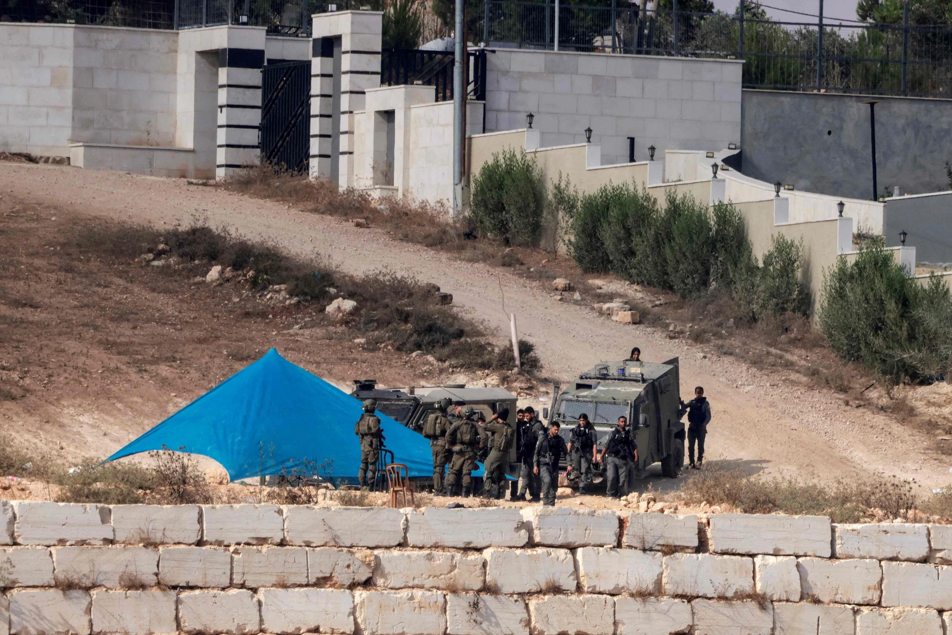 Israelische Soldaten entfernen am 14. August in Qusra das Zelt eines Siedlers.