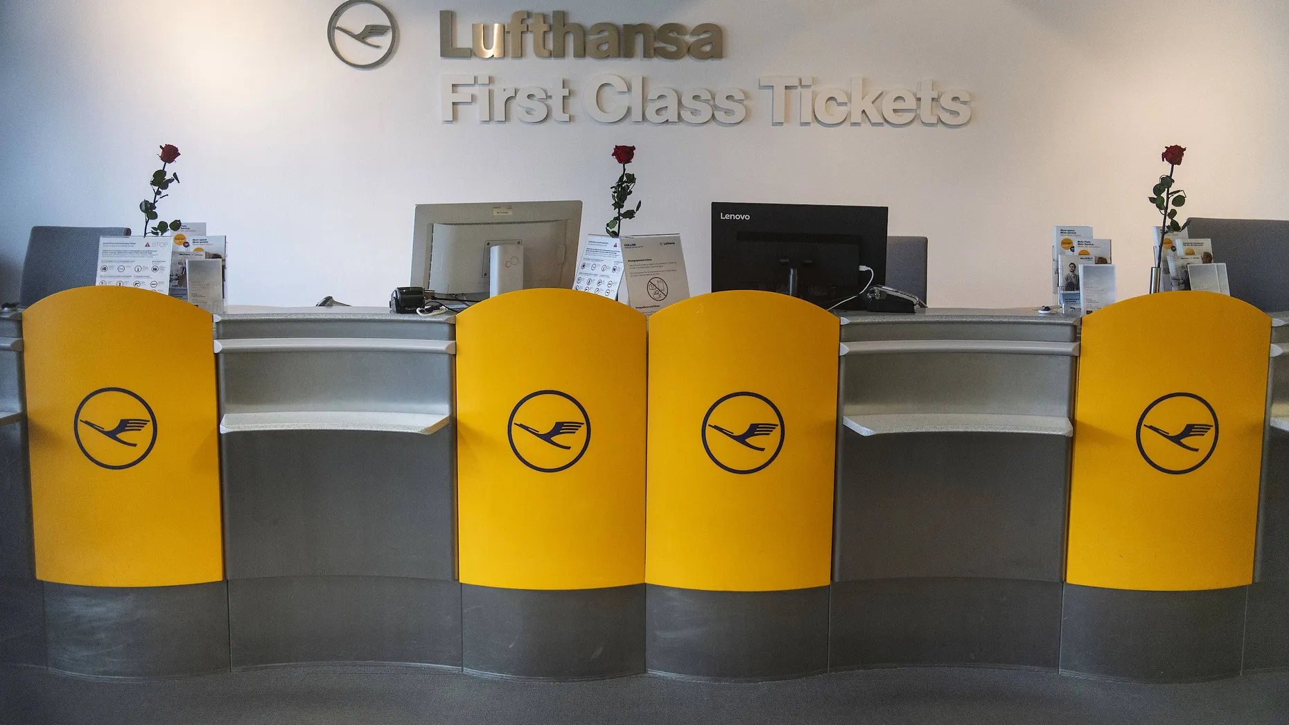 Verwaister Ticketschalter der Deutschen Lufthansa in Frankfurt während der Corona-Pandemie