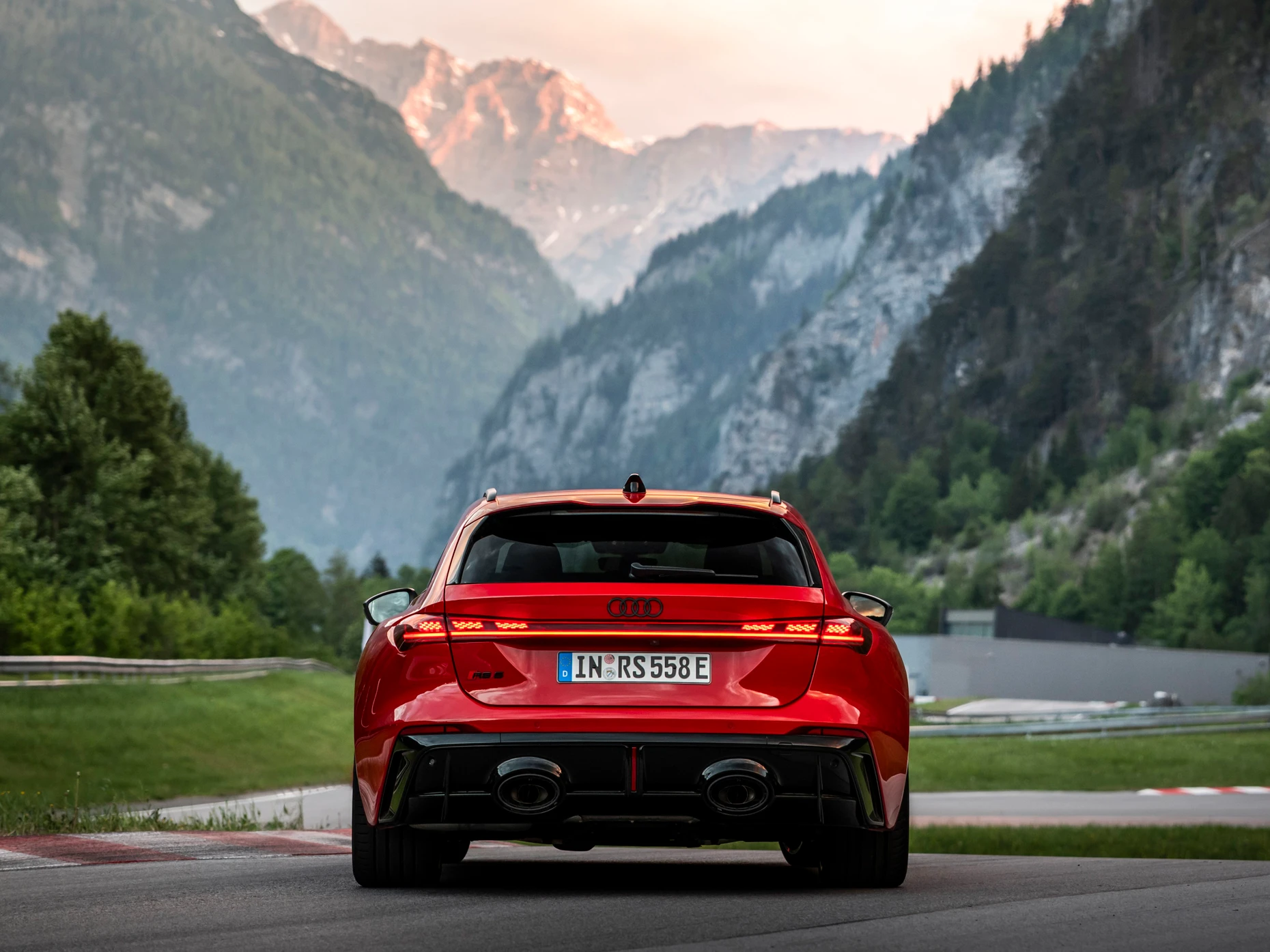 Breitensport: Dass der RS 5 neun Zentimeter breiter ist als die Basis, sieht man. Die Muskeln stehen ihm.