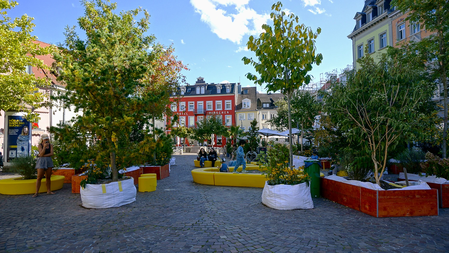 Den Bodanplatz hat die Stadt Konstanz kurzerhand zum Sommerort erklärt und 50 Bäume und Großsträuche provisorisch gepflanzt