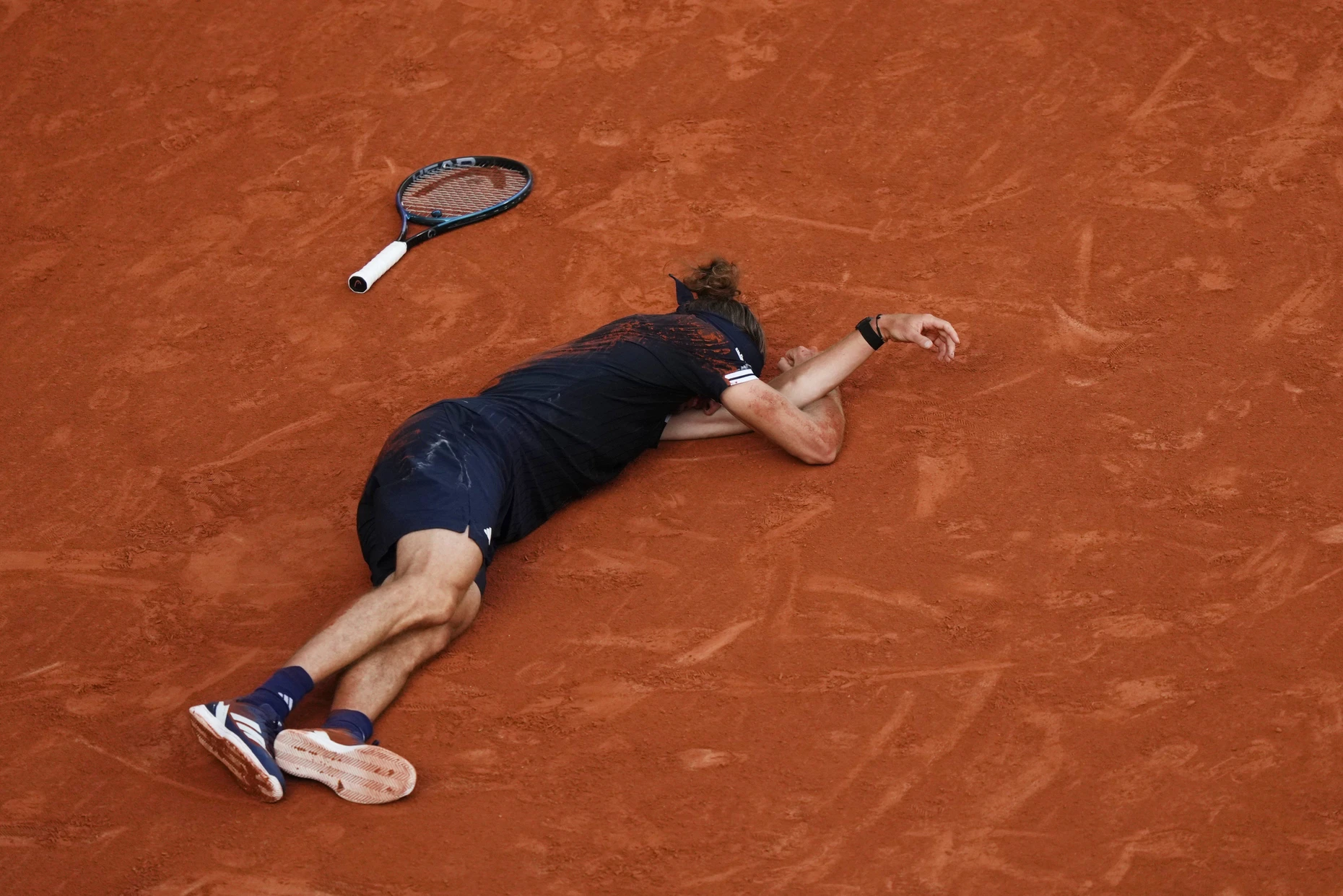 Tränen des Glücks: Bei Zverev fällt nach dem Matchball die Anspannung ab.