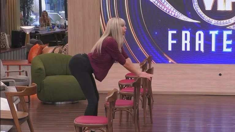 Alessandra Mussolini hält sich im Container fit.