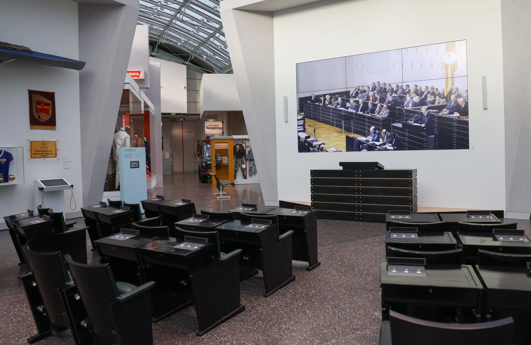Das dauerhafteste Resultat von Michael Stürmers Beratungstätigkeit für Helmut Kohl sind die Geschichtsmuseen in Bonn und Berlin. Im Bonner Haus der Geschichte kann der Bürger im Originalgestühl aus dem alten Bundestag Platz nehmen.