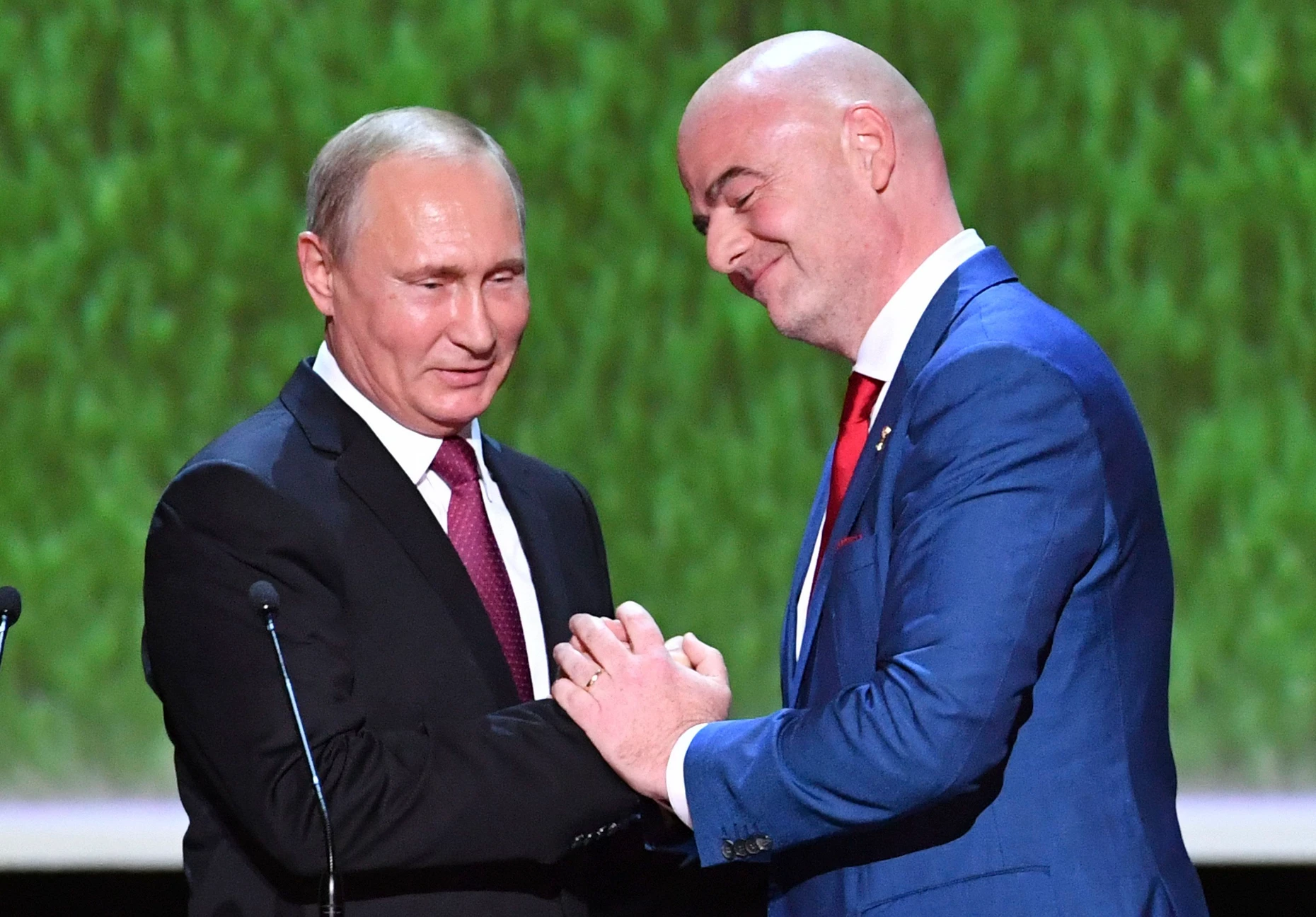 2018 Hand in Hand: Gianni Infantino (rechts) und Wladimir Putin