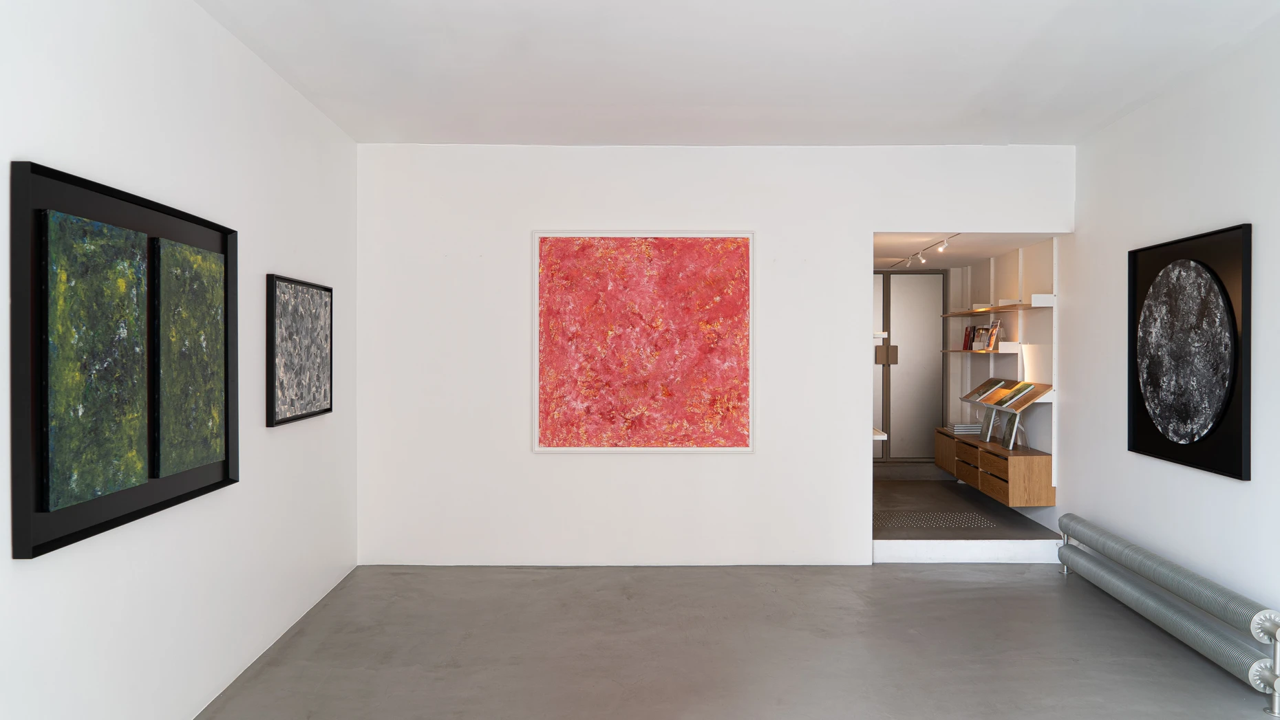  Blick in die Ausstellung mit Gemälden von Laurent Fabius in der Galerie Art Absolument