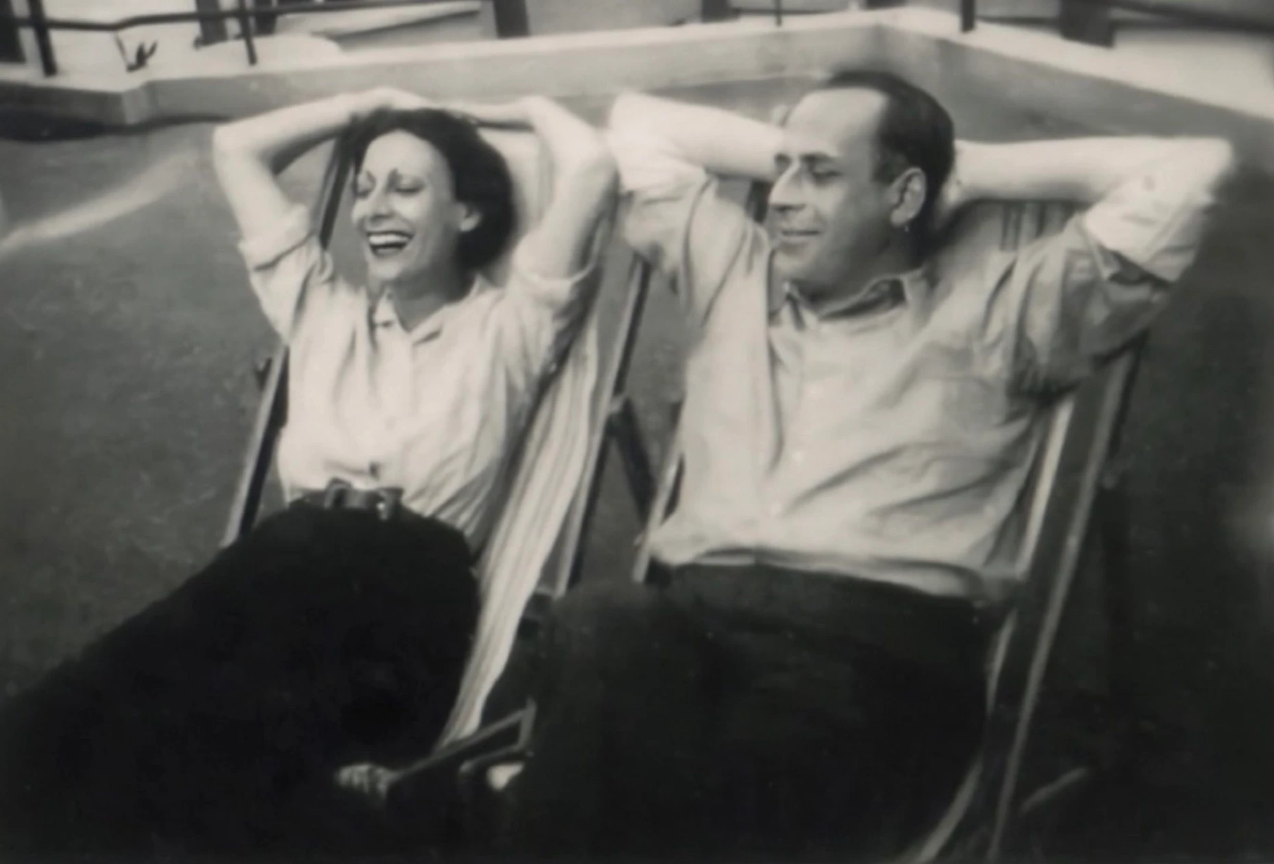 Hildegard und Ernst Rothschild in ihrem Garten auf der Dachterrasse ihres Apartments in Paris 1938.