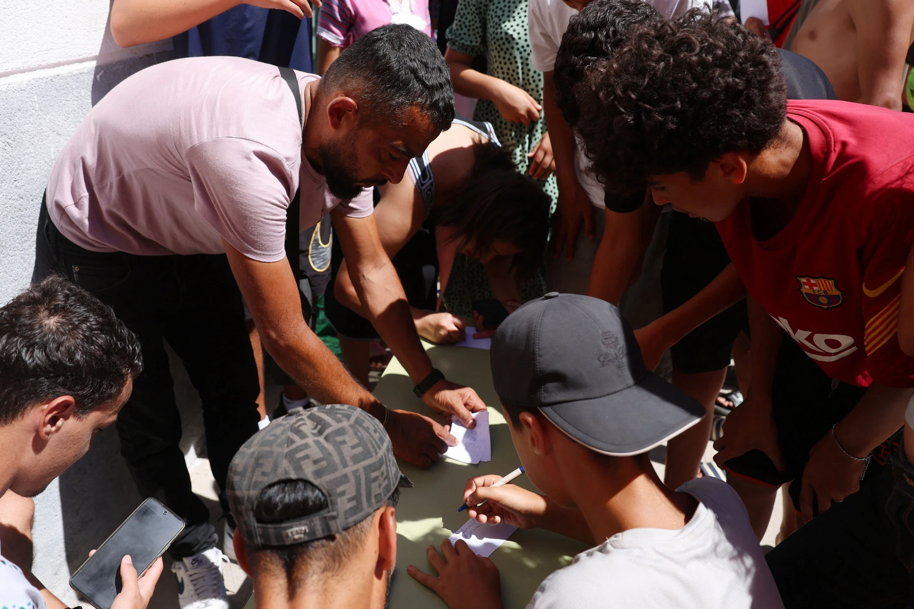 Ein Bürger von Ceuta hilft jungen Migranten dabei, sich bei einer NGO zu registrieren.