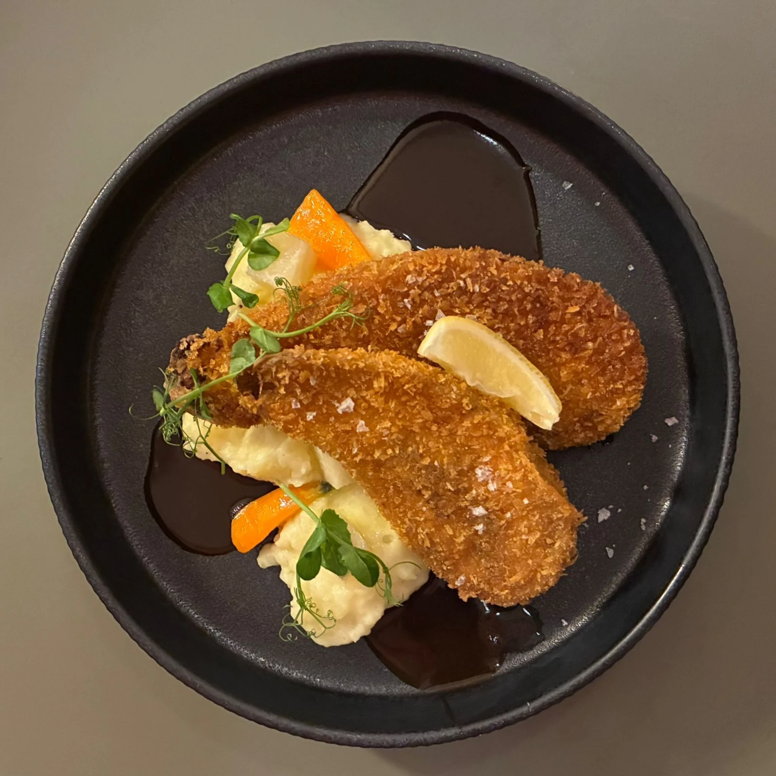 Knuspriger Sattmacher: Im Restaurant „Blattgold“ im Hamburger Schanzenviertel wird die Aubergine als paniertes Schnitzel mit Kartoffelstampf und Karotte serviert.