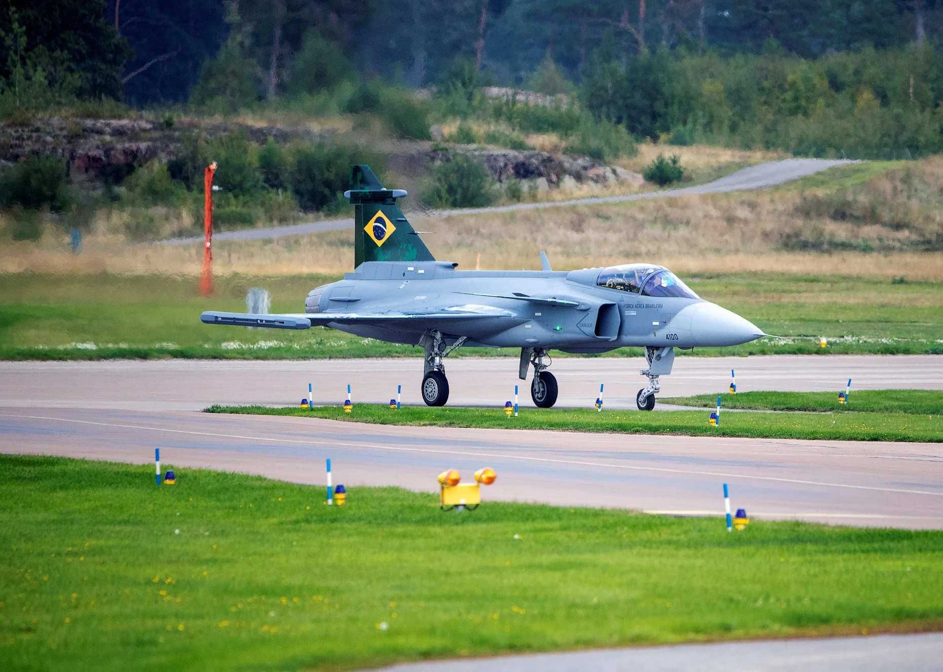 Ein für Brasilien vorgesehenes Kampfflugzeug vom schwedischen Hersteller Saab in Linköping, Schweden