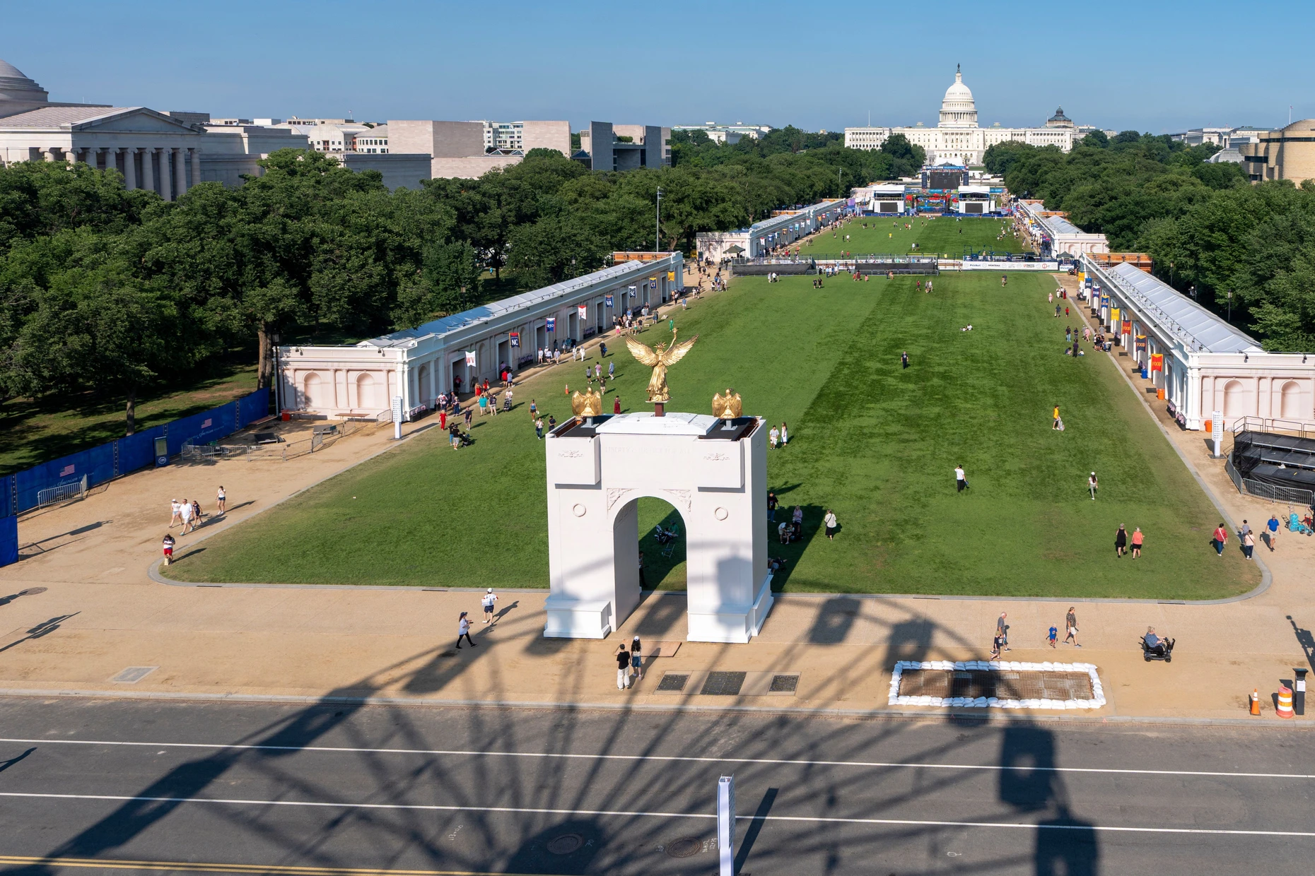 Vor den großen Feierlichkeiten: Der Schatten des Riesenrad fällt am 29. Juni auf die National Mall in Washington. (AP Photo/Jen Golbeck)