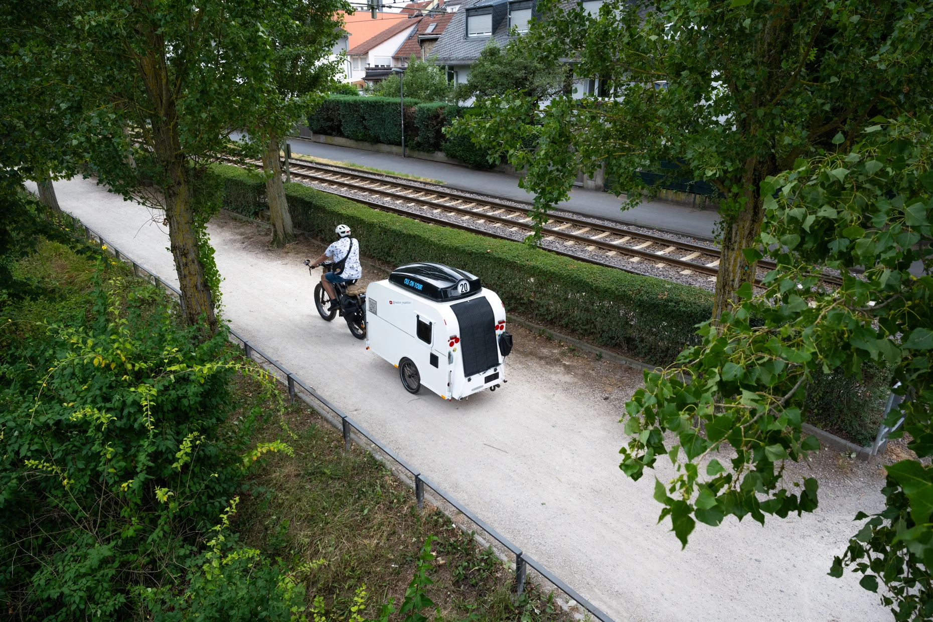 Straßentauglich: Ole Krack auf Tour mit seinem selbstgebauten Fahrradwohnwagen