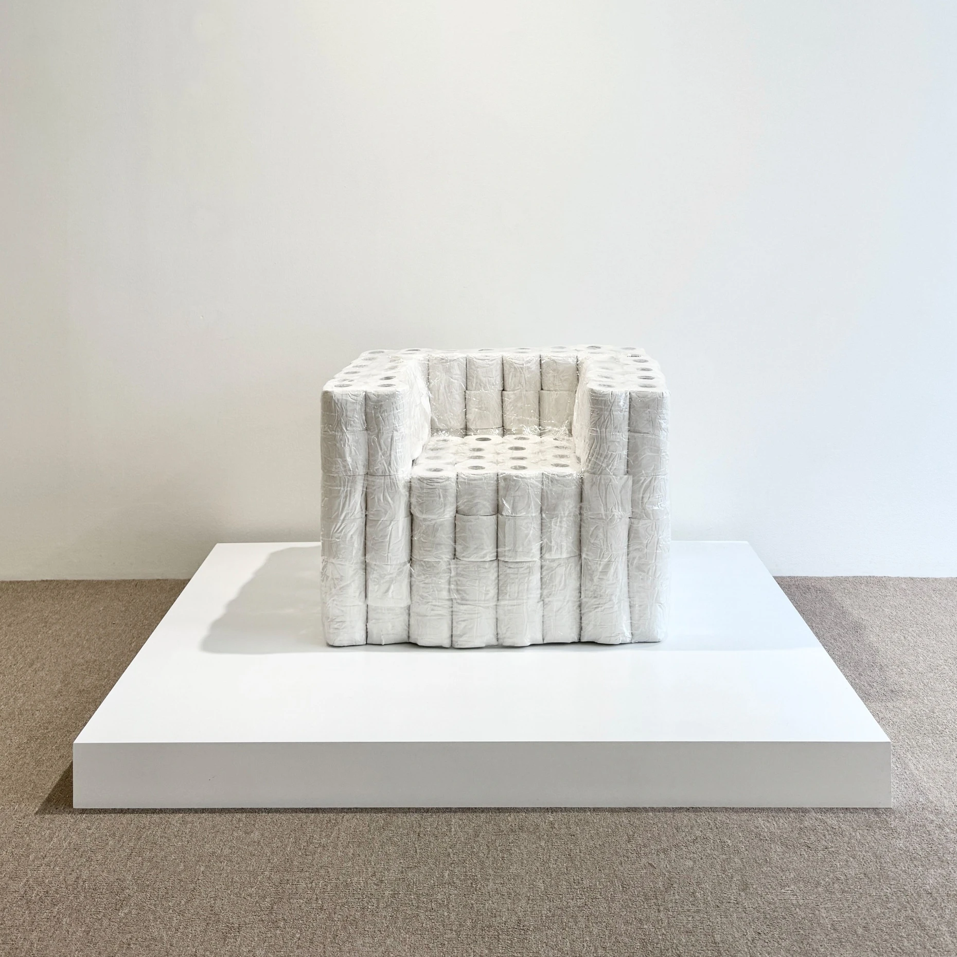 Man kann aus allem einen Sessel bauen: Andreas Schlaegels Fauteuil aus Toilettenpapierpaketen.