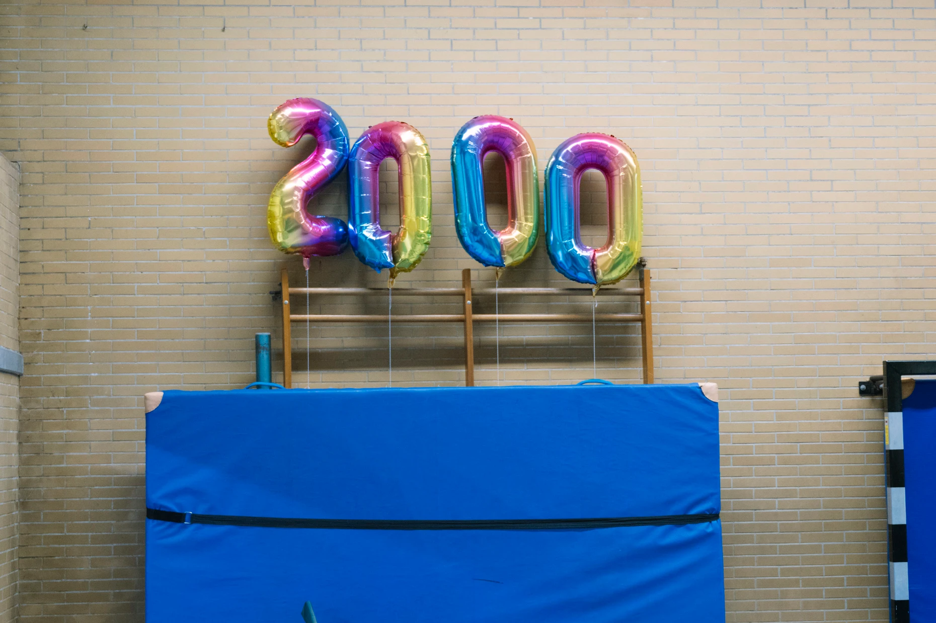 Zum 2000. Spiel gab es Luftballons zur Zier der Sporthalle in Holzwickede.