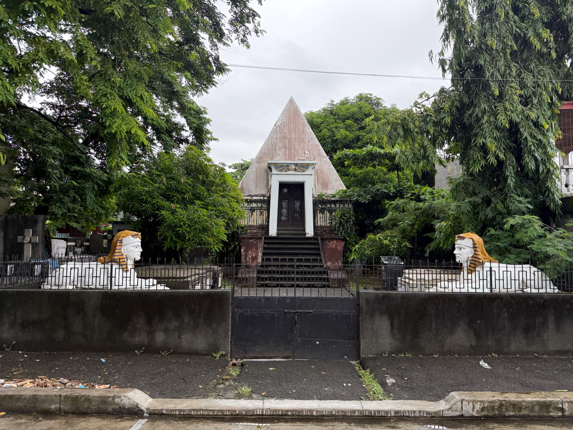Pyramiden-Mausoleum: Unter den Philippinern ist der Nordfriedhof berühmt