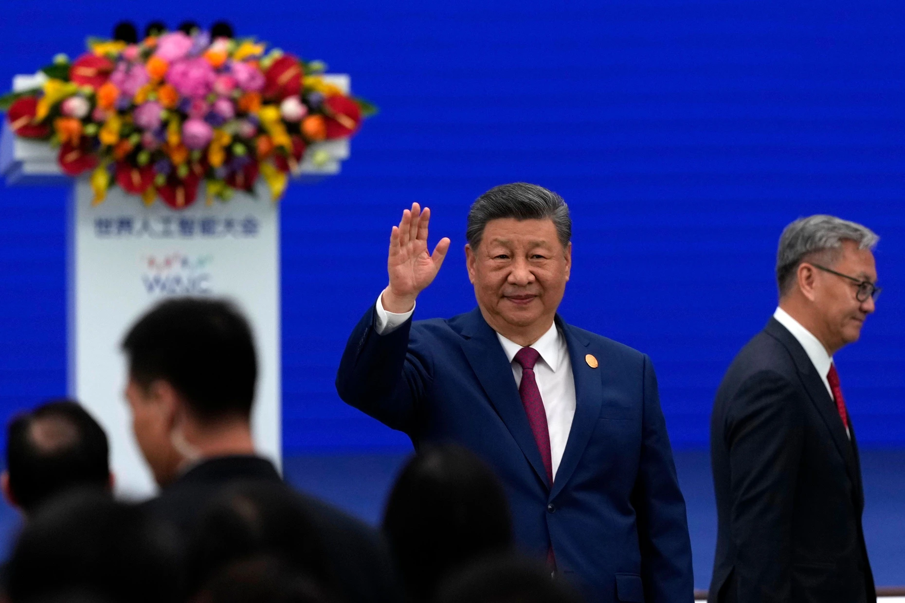 Goethe-Liebhaber: Der chinesische Präsident Xi Jinping (M.) winkt bei seiner Ankunft zur Eröffnungsfeier der World Artificial Intelligence Conference (WAIC).