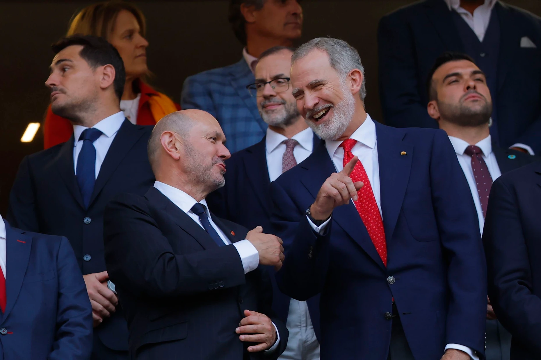 Hat gut lachen: König Felipe VI. (rechts) freut sich über den Sieg der spanischen Mannschaft gegen Uruguay im Stadion von Guadalajara in Mexiko.
