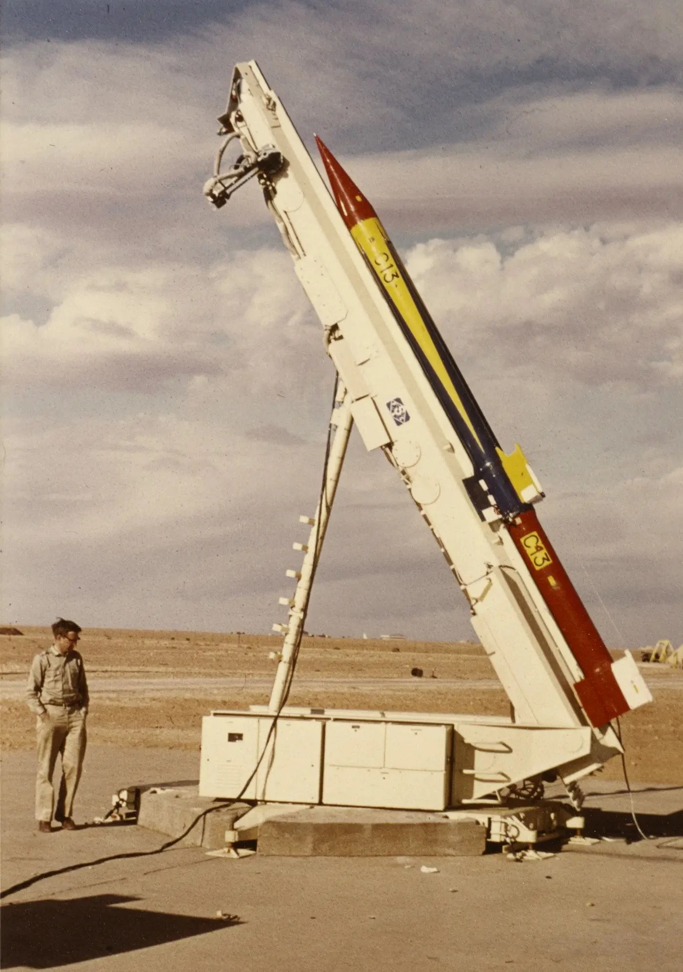 Auf der französischen Centaure-Rakete starten deutsche Wissenschaftler ihre Weltraumexperimente 1964 in Hammaguir in Algerien.