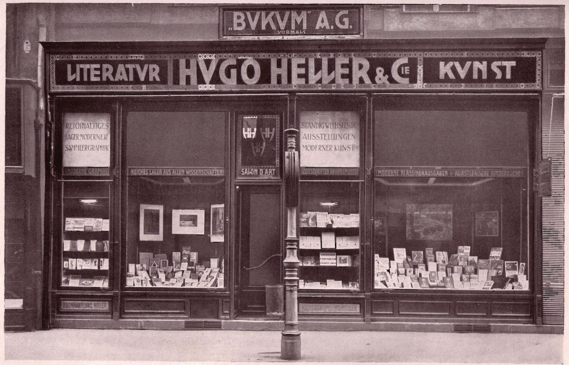 „Reiches Lager aus allen Wissenschaften“: Hier konnte Hugo Hellers Sohn aus dem Vollen schöpfen. Im Herbst 1934 kauften Otto Kretz, Rudolf Neuhaus und Maria Steinitz die Buchhandlung am Bauernmarkt 3 und führten sie bis 1941 weiter. 1861 hatte in diesem Haus der Dramatiker Friedrich Hebbel gewohnt.