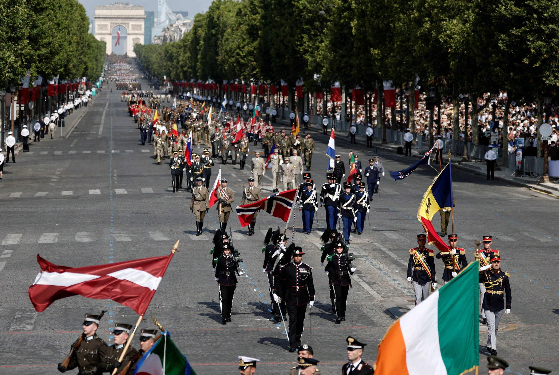 Soldaten aus Mitgliedsländern der „Koalition der Willigen“ marschieren auf den Champs-Élysées in Paris, Frankreich, am 14. Juli 2026.