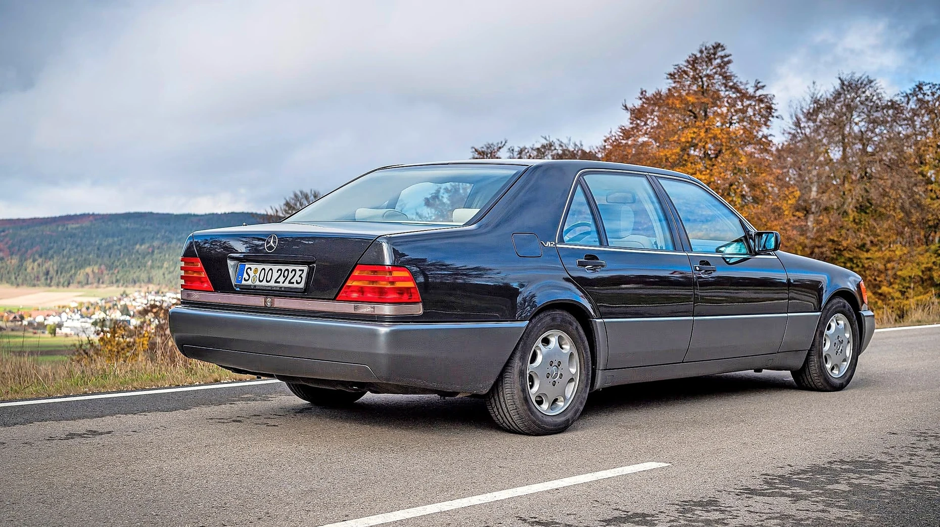 Zu breit für die Bahn: W 140 von 1991, erster Serien-Mercedes mit V12, fast 200.000 Mark teuer