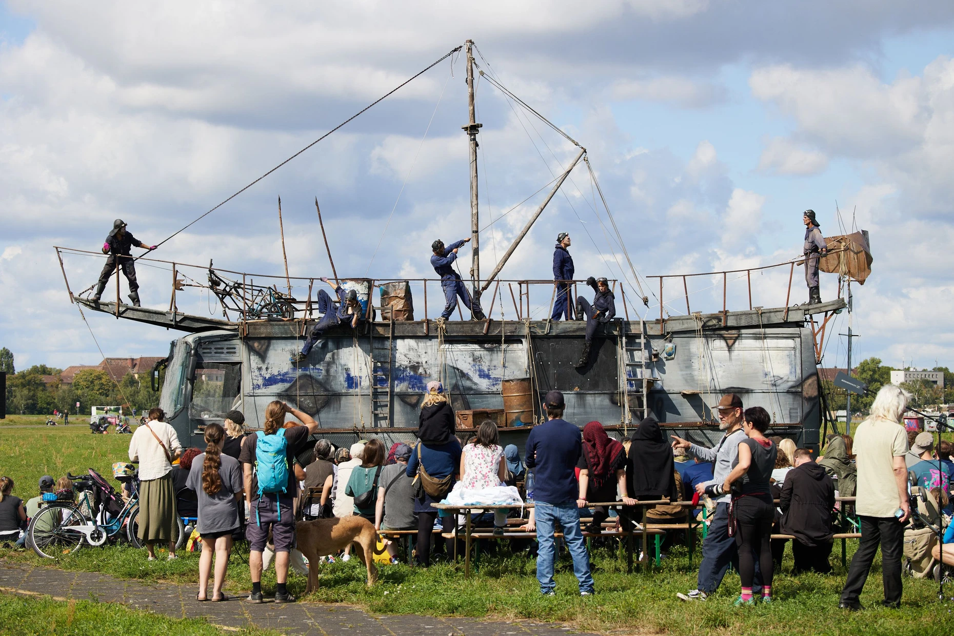 Muchos partidarios del campo subdesarrollado creen que habría suficiente espacio para construir casas en otros lugares: Aquí el “Freibühne Wendland” organizó un espectáculo en Tempelhofer Feld, tras lo cual hubo una fiesta rave.
