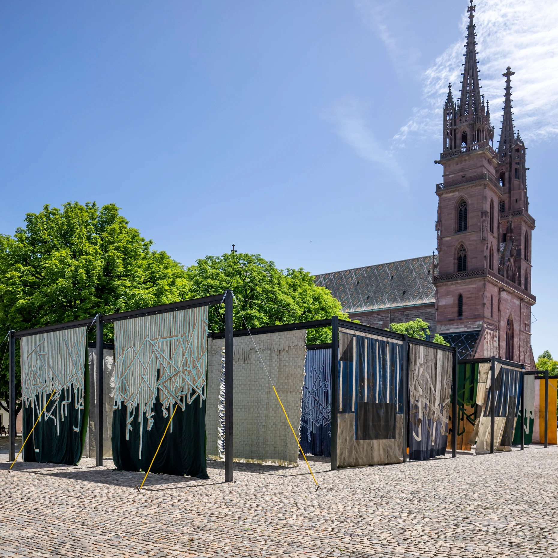 Auf dem Münsterplatz: Installation „The God of Small things“ von Ibrahim Mahama